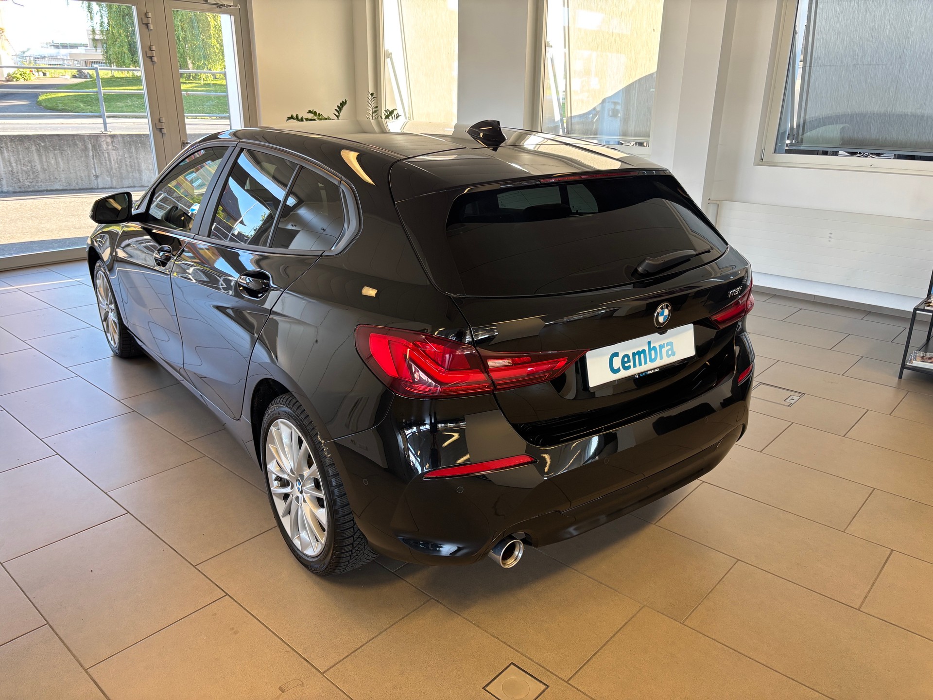 BMW 118i Steptronic-showroom-element-3