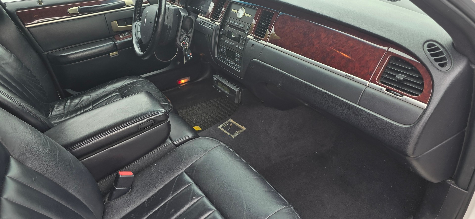 LINCOLN Town Car-image-3