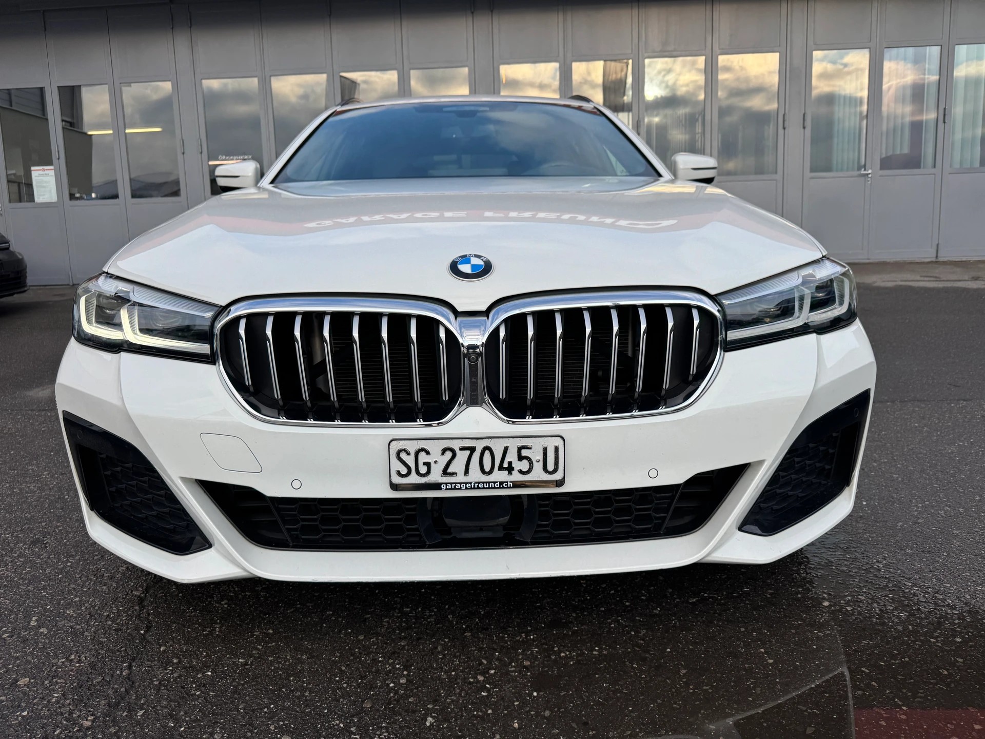 BMW 520d xDrive 48V Touring M Sport Steptronic-image-2