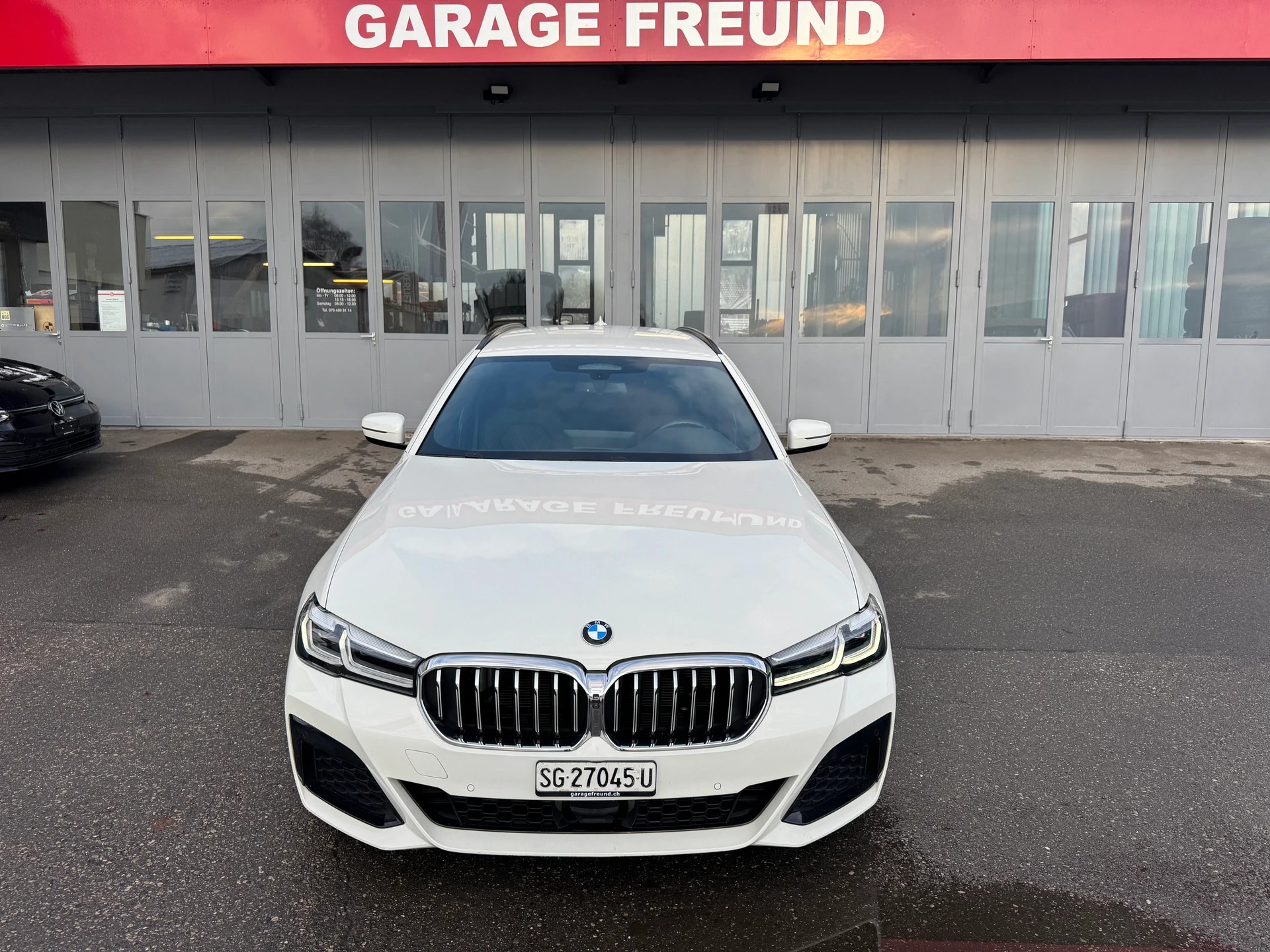 BMW 520d xDrive 48V Touring M Sport Steptronic-image-4