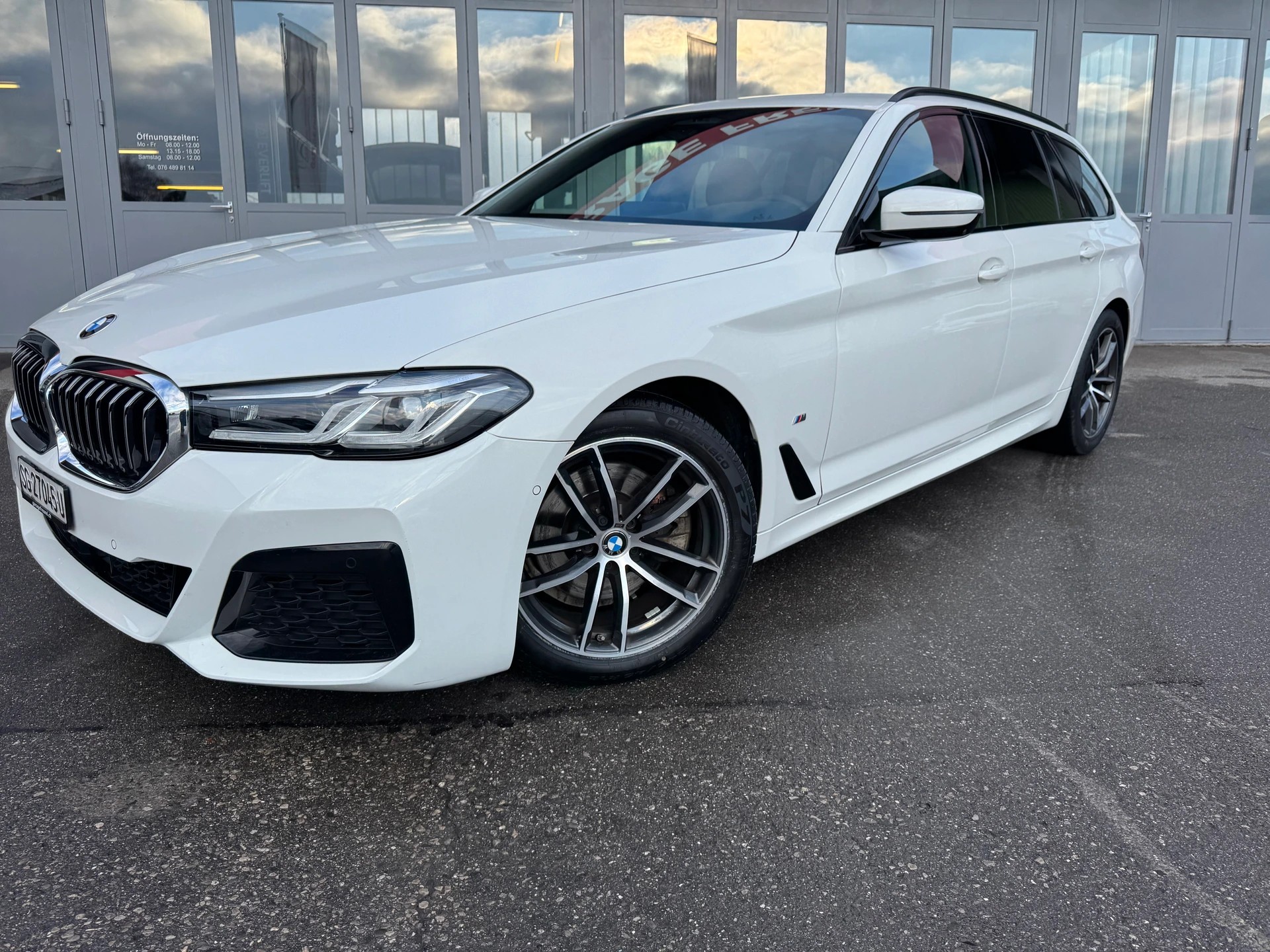 BMW 520d xDrive 48V Touring M Sport Steptronic-image-0