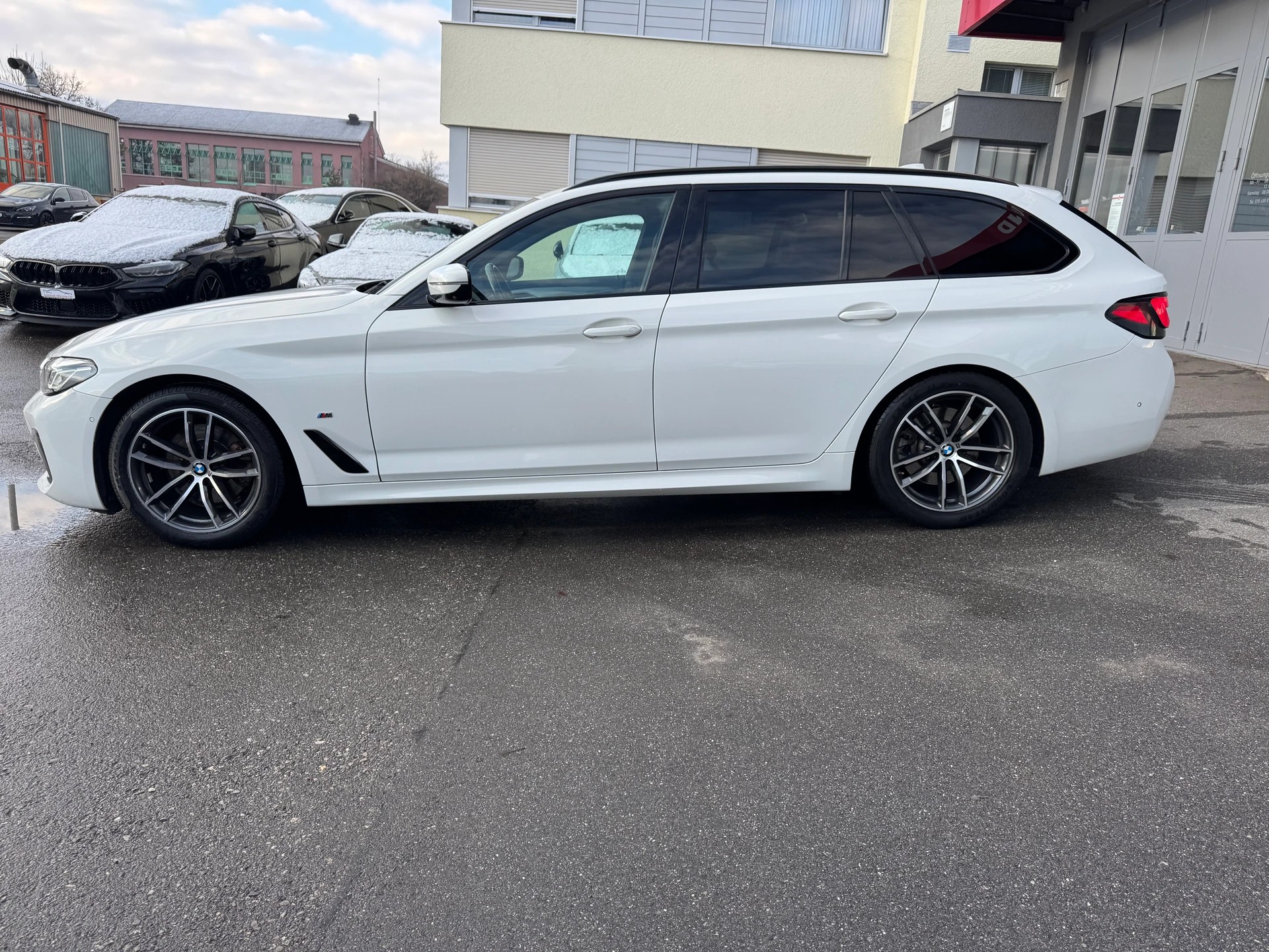 BMW 520d xDrive 48V Touring M Sport Steptronic-image-6