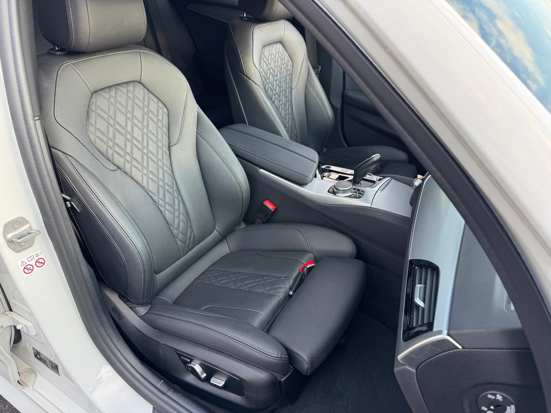 BMW 520d xDrive 48V Touring M Sport Steptronic-image-15