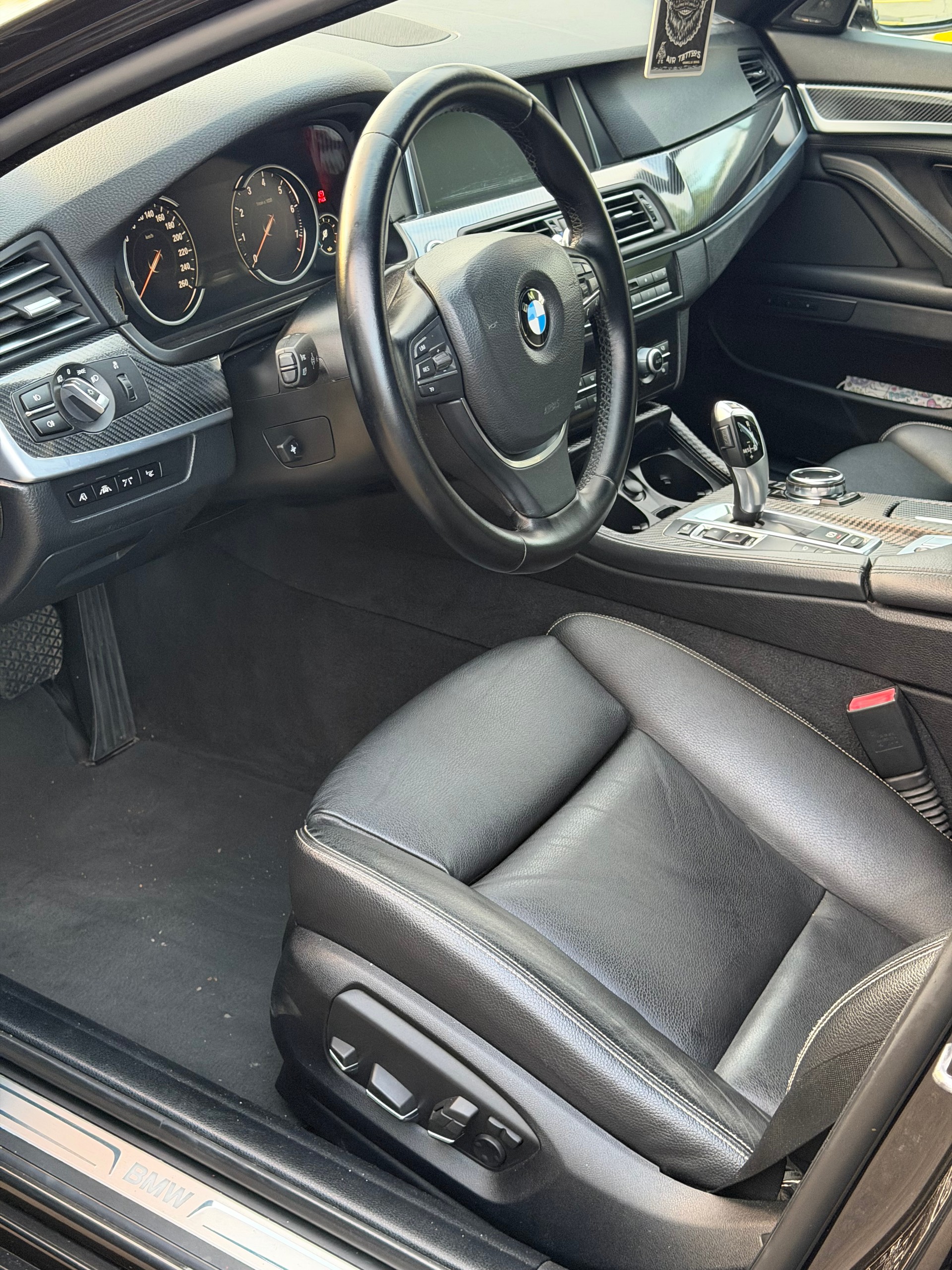 BMW 528i-image-5