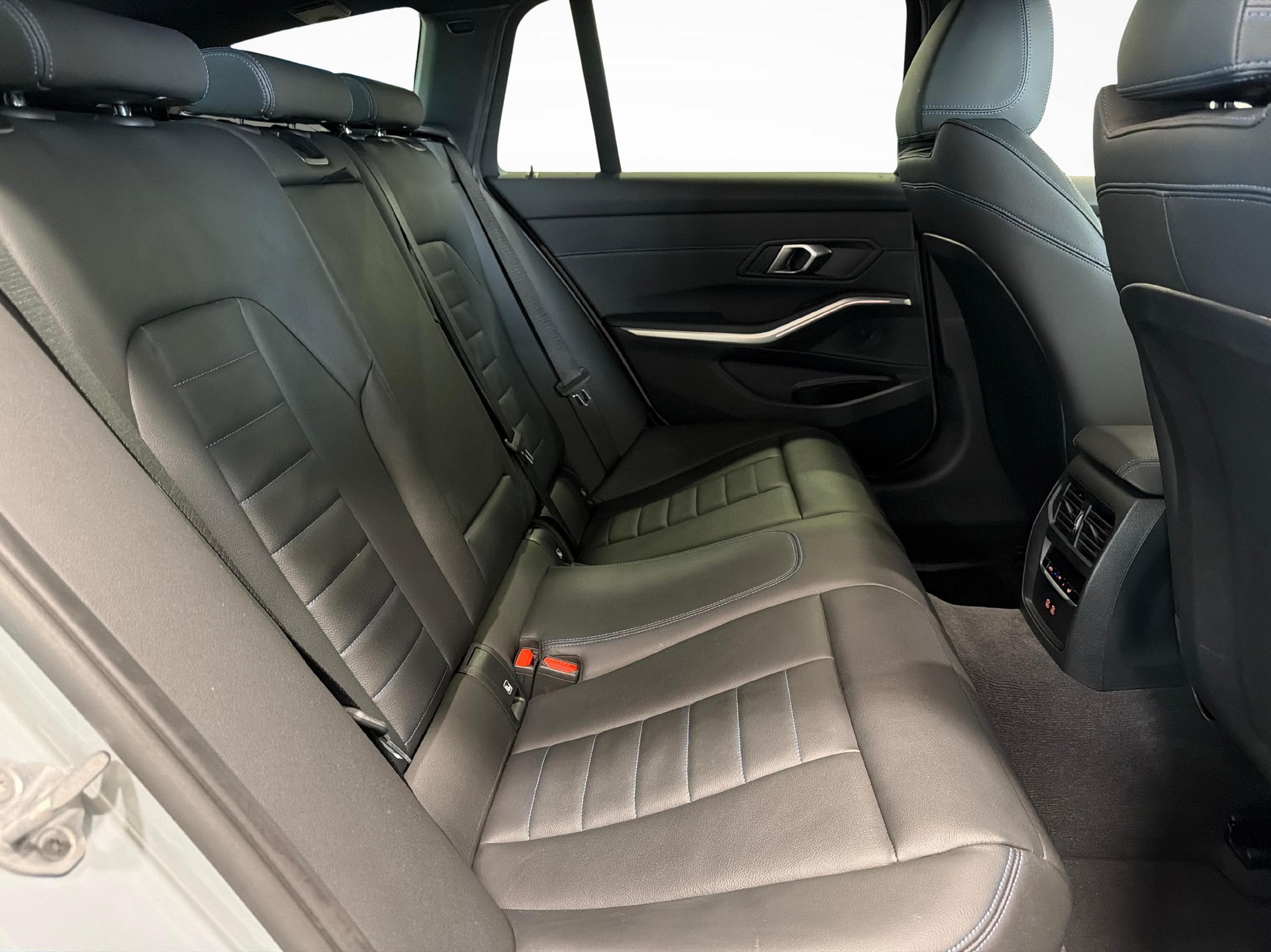 BMW 320d xDrive SAG Touring-image-18