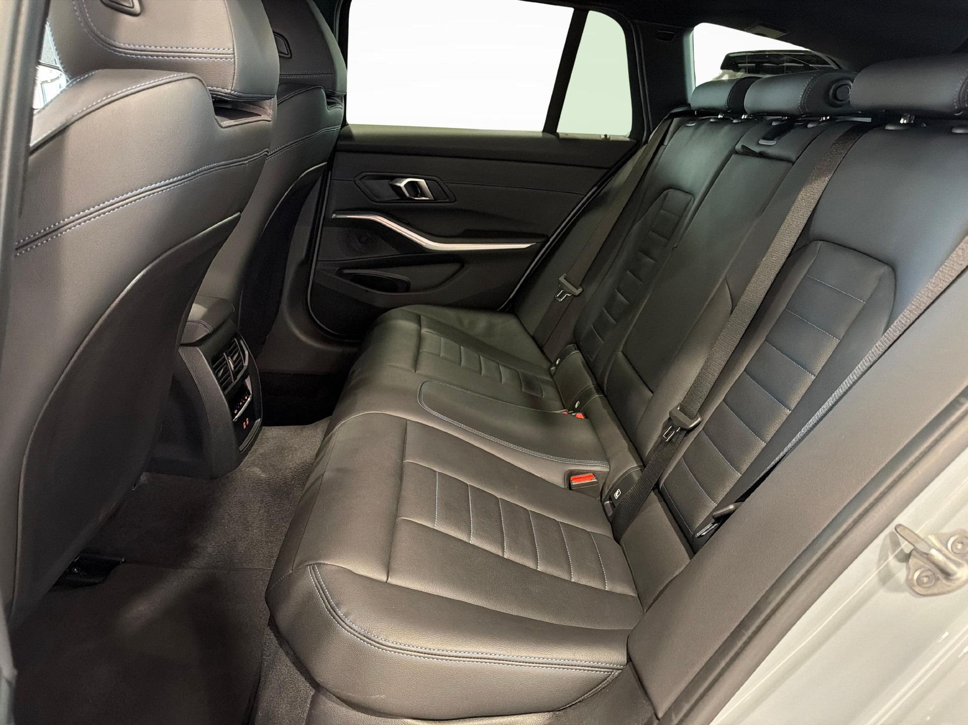 BMW 320d xDrive SAG Touring-image-17