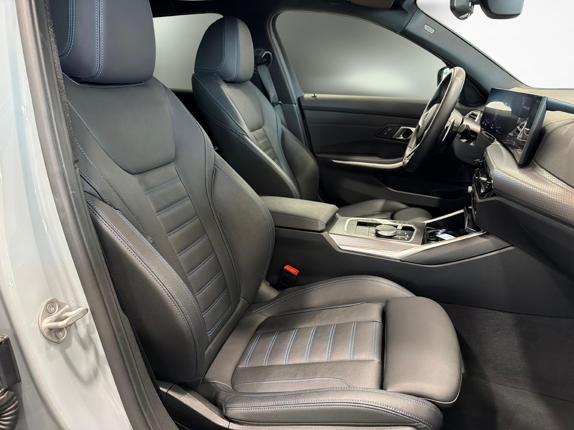 BMW 320d xDrive SAG Touring-image-11