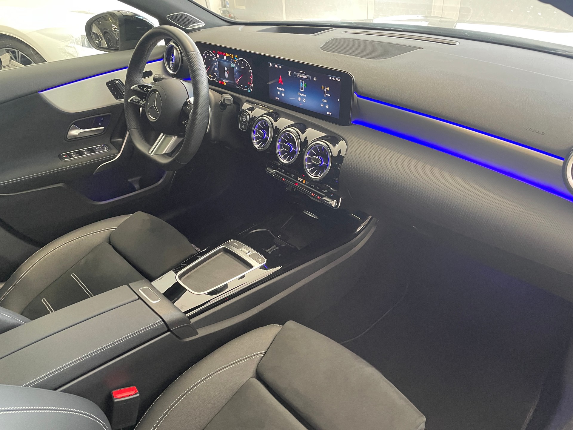 MERCEDES-BENZ A 250 4Matic 8G-DCT AMG Line-image-23