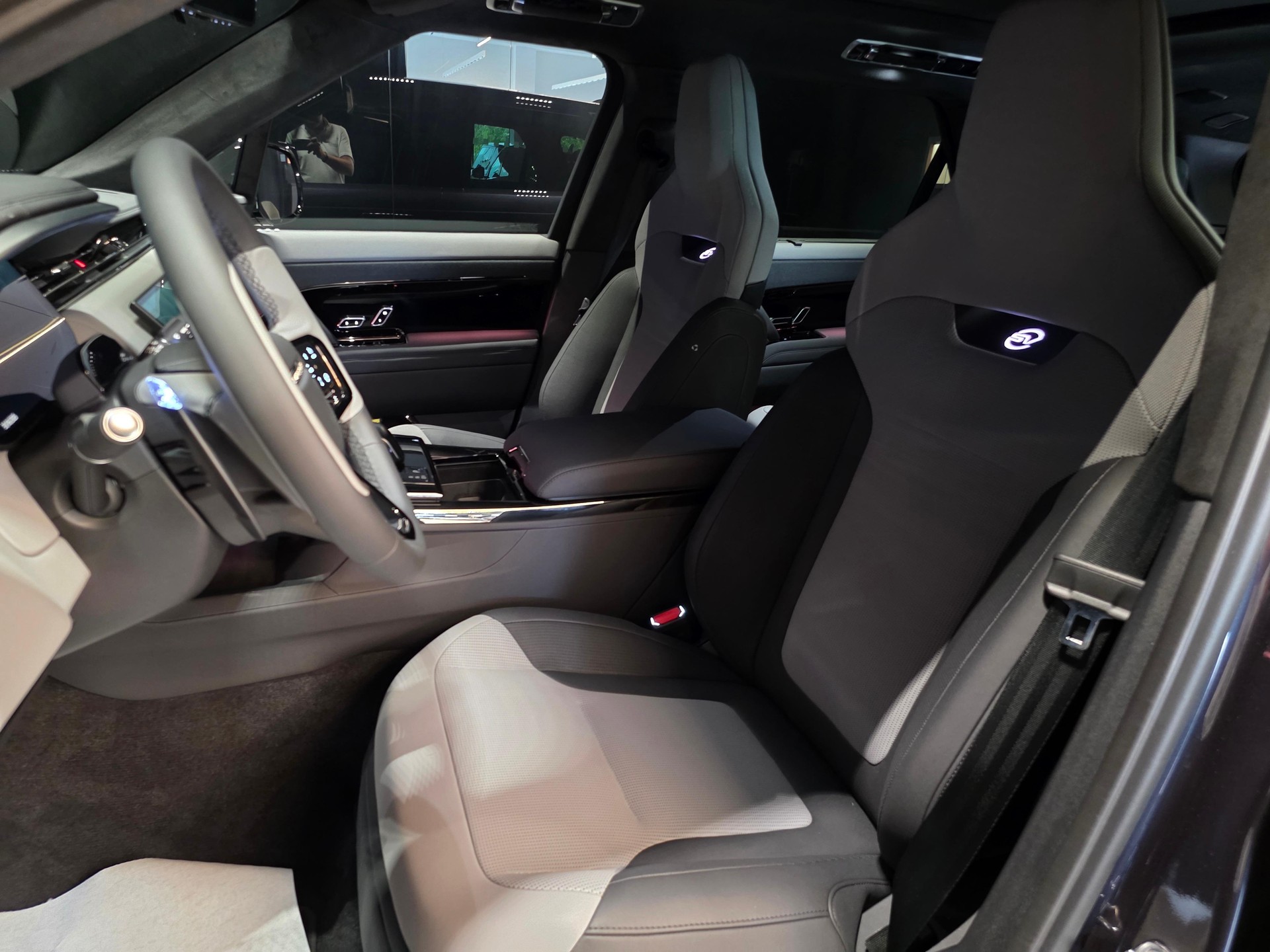 LAND ROVER Range Rover Sport 4.4 V8 SV-image-7