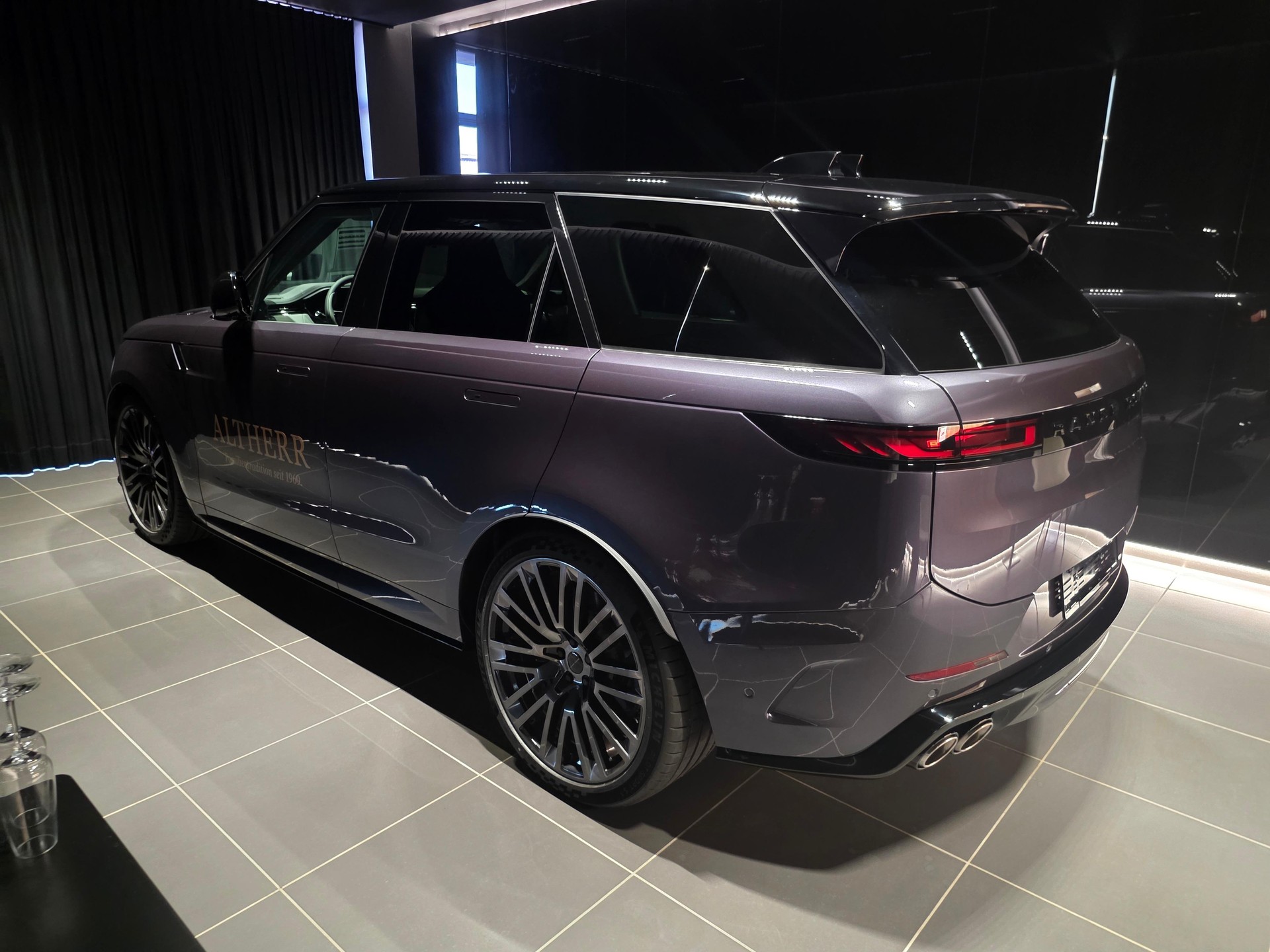 LAND ROVER Range Rover Sport 4.4 V8 SV-showroom-element-1