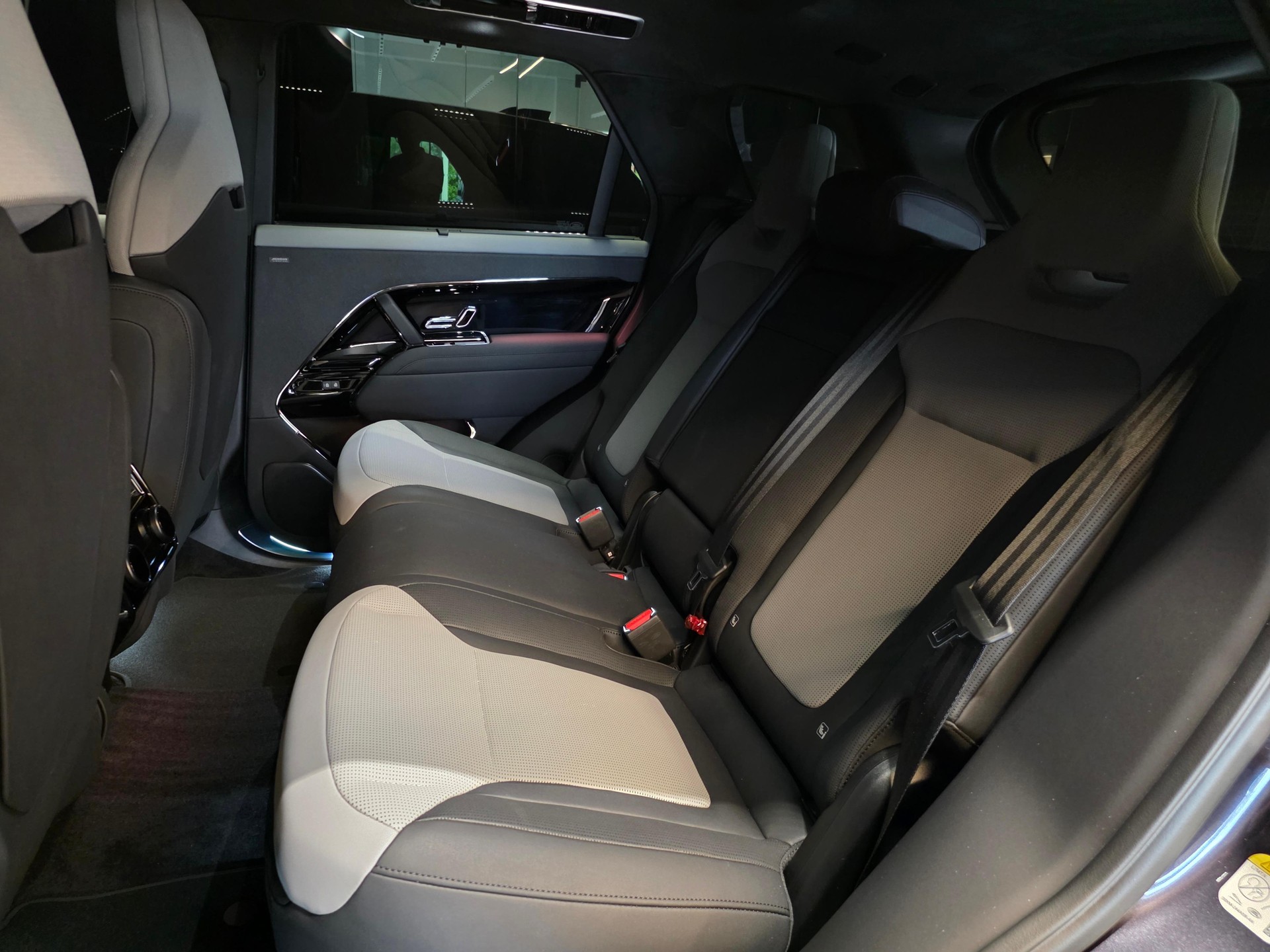 LAND ROVER Range Rover Sport 4.4 V8 SV-image-5