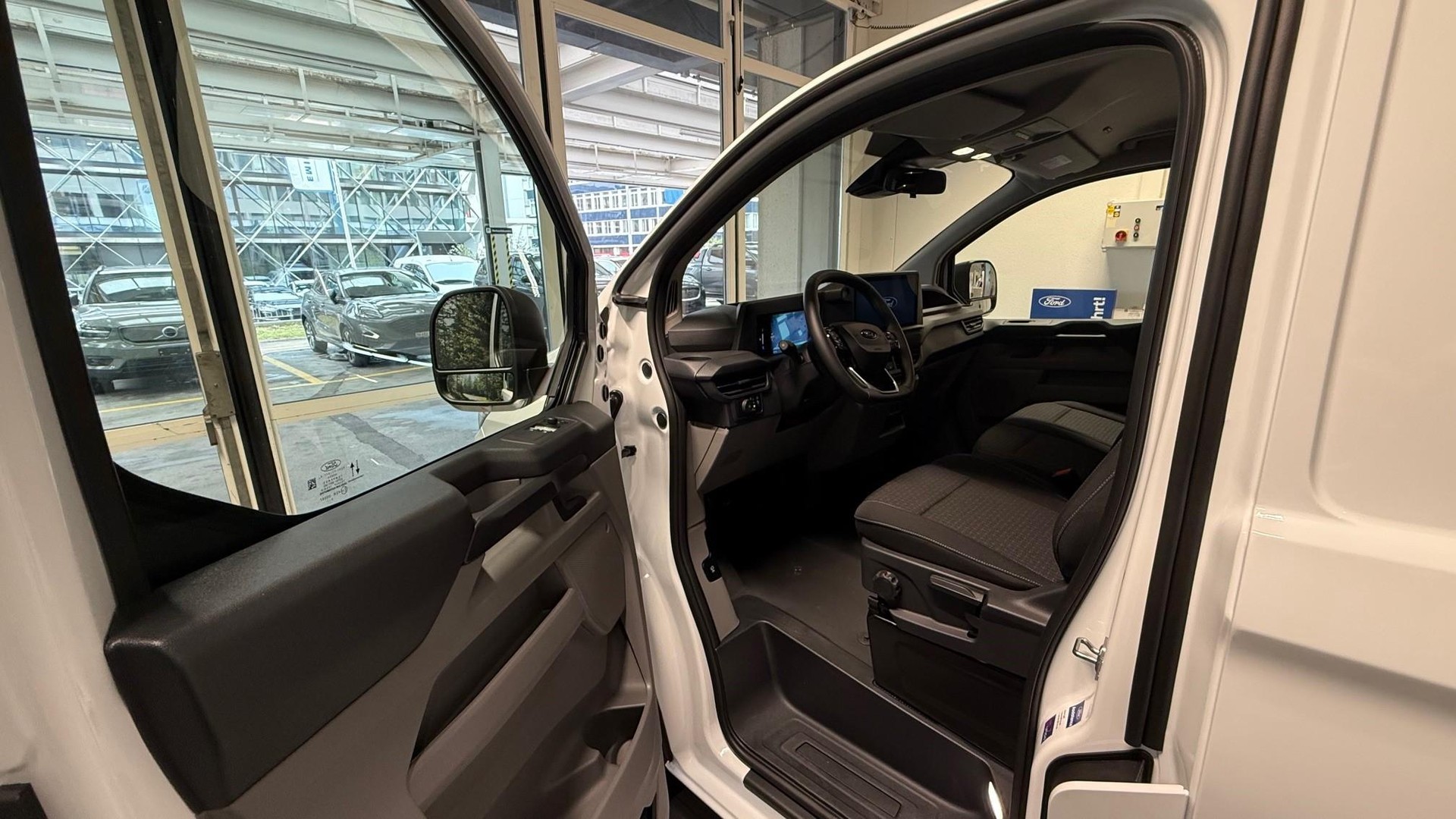FORD E-Transit C Van 320 L1 Trend-image-9