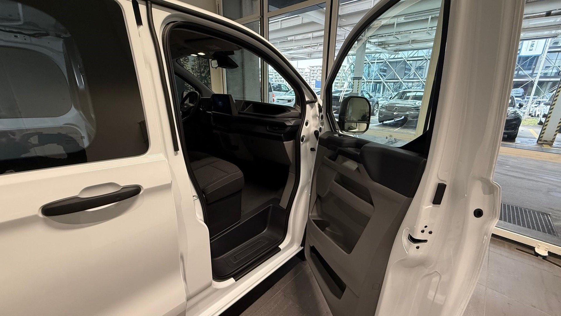 FORD E-Transit C Van 320 L1 Trend-image-11