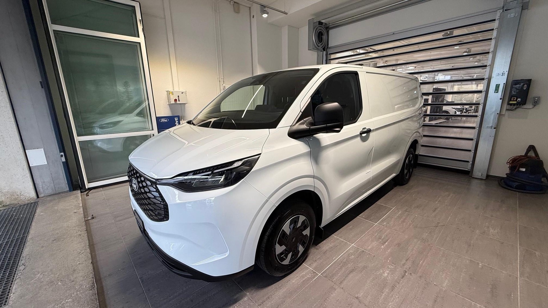 FORD E-Transit C Van 320 L1 Trend-showroom-element-2