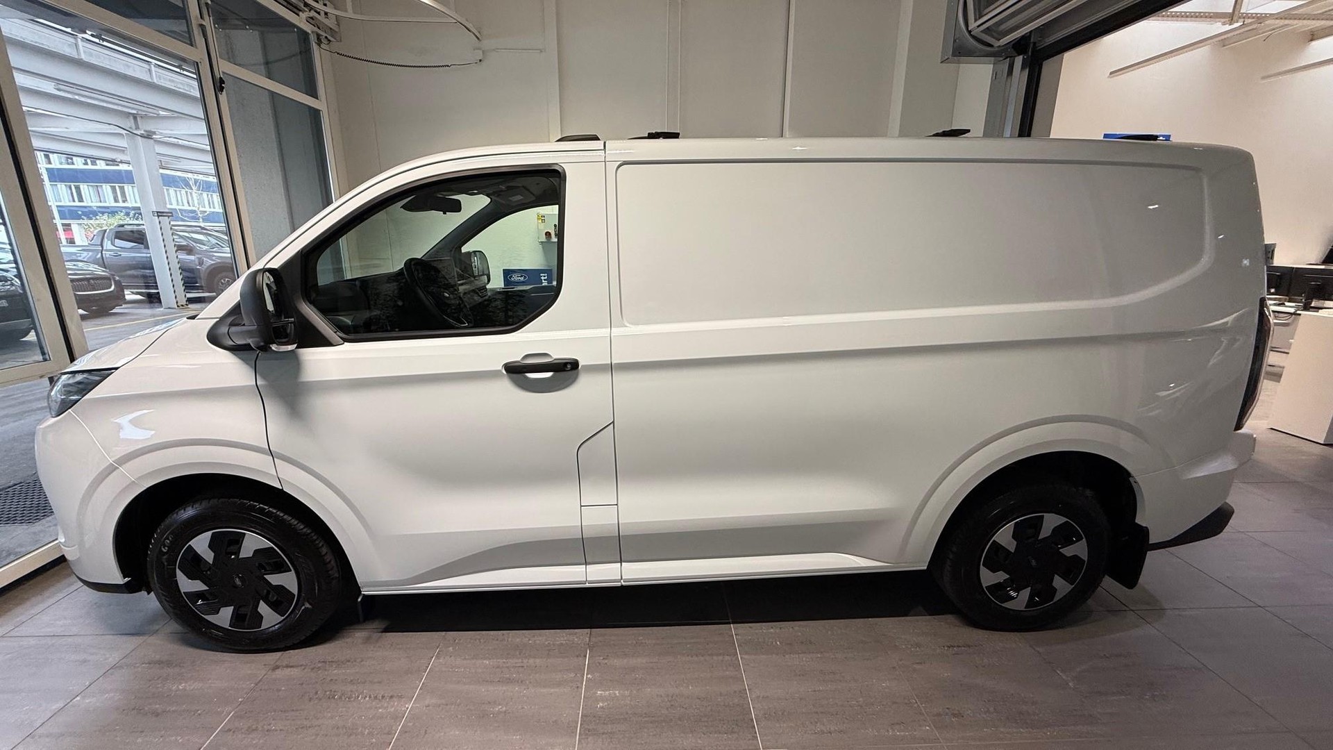 FORD E-Transit C Van 320 L1 Trend-showroom-element-3