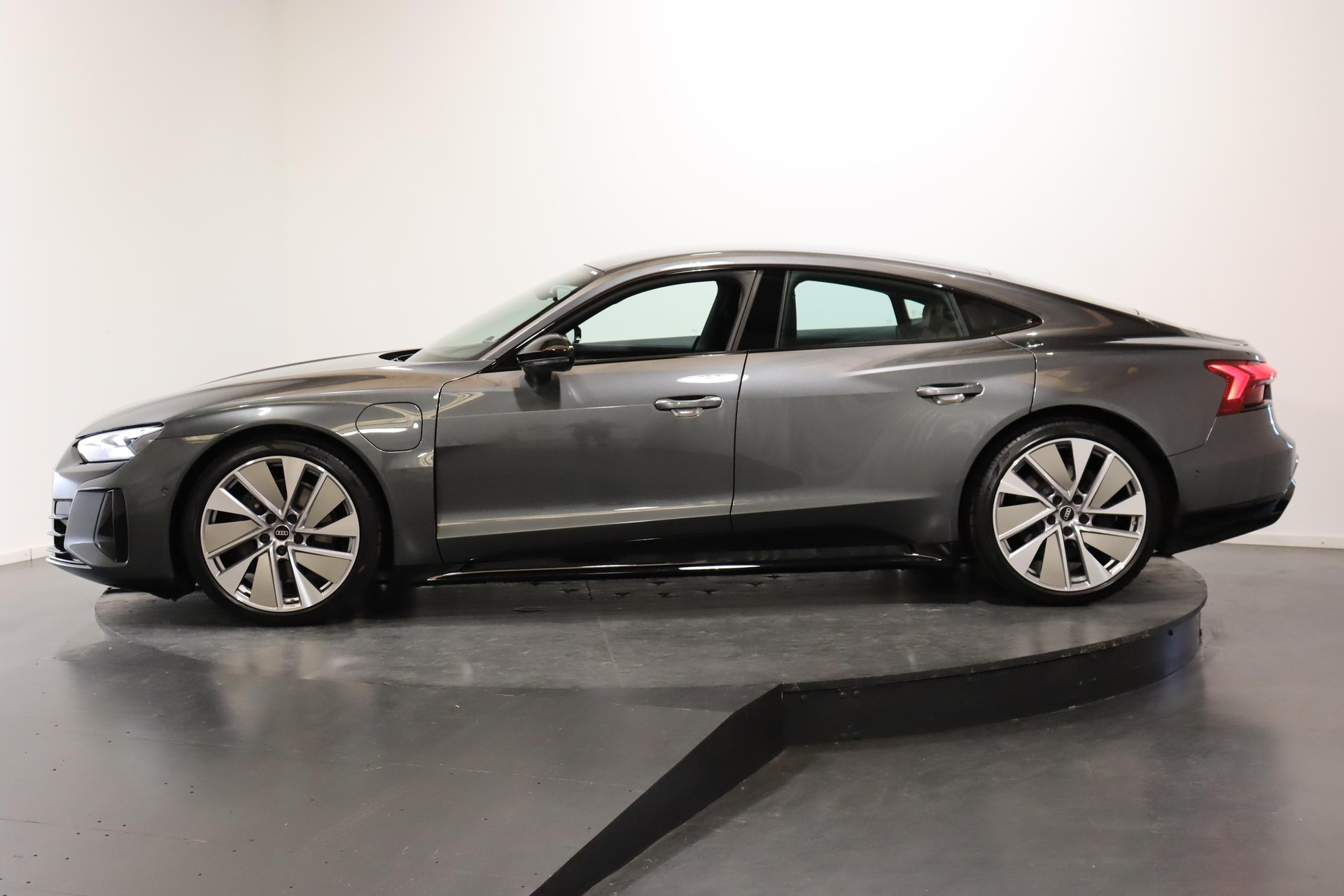 AUDI e-tron GT quattro-image-2