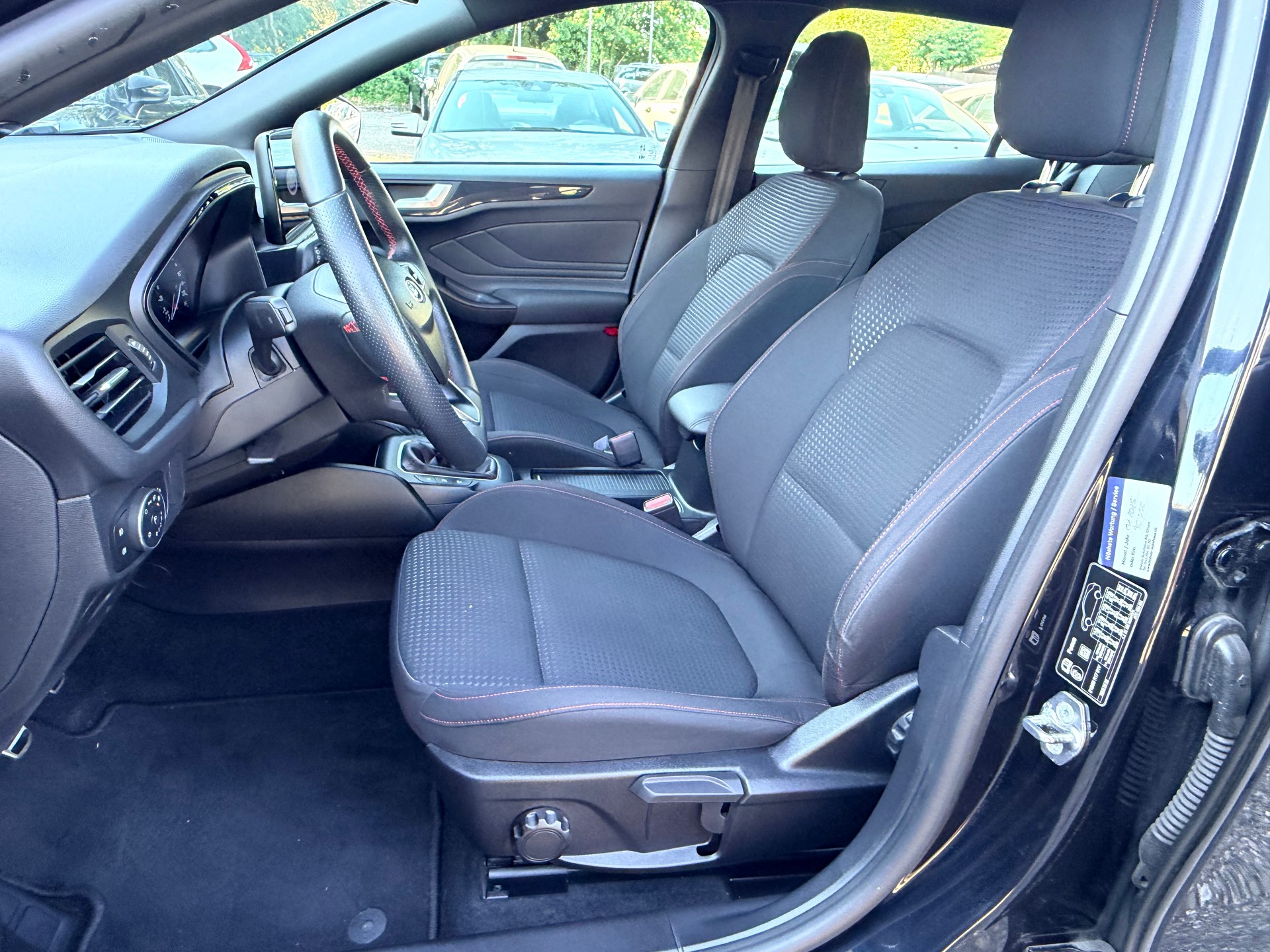 FORD Focus 1.0 SCTi Titanium ST-Line-image-16