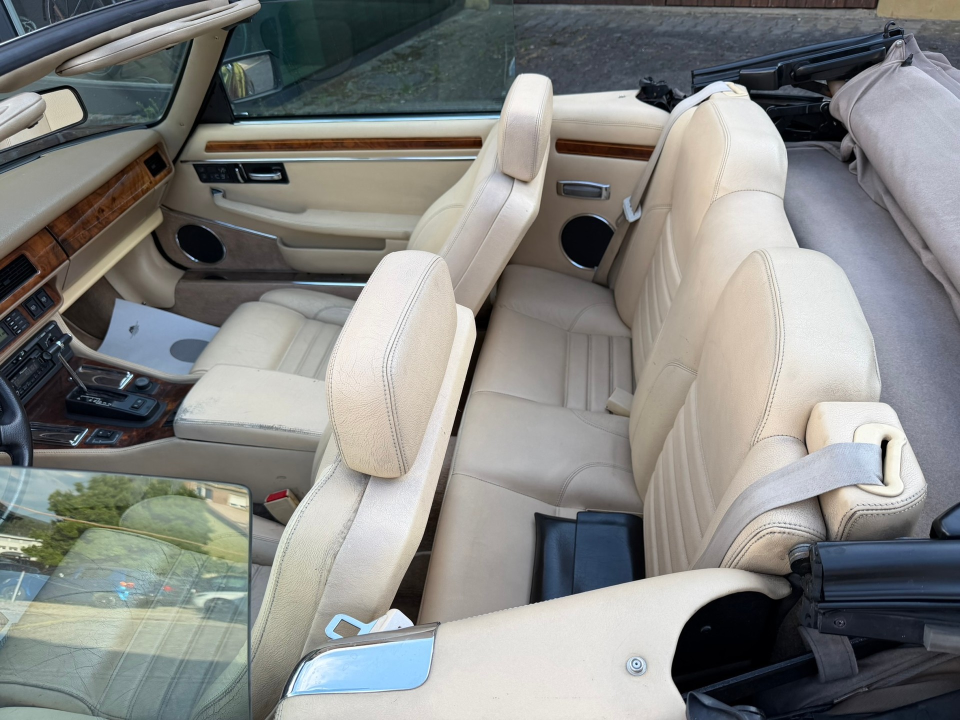 JAGUAR XJS 6.0 V12 Convertible-image-9