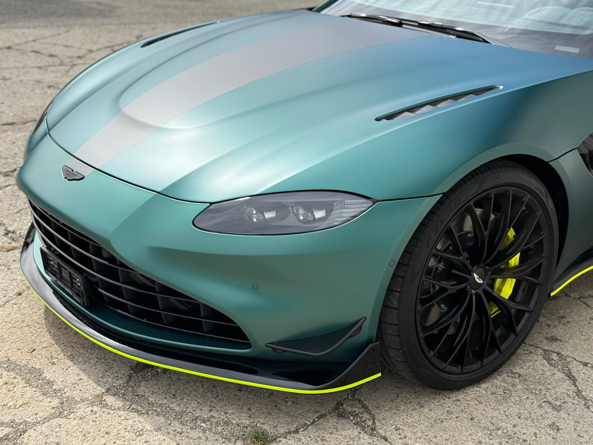 ASTON MARTIN F1-showroom-element-3