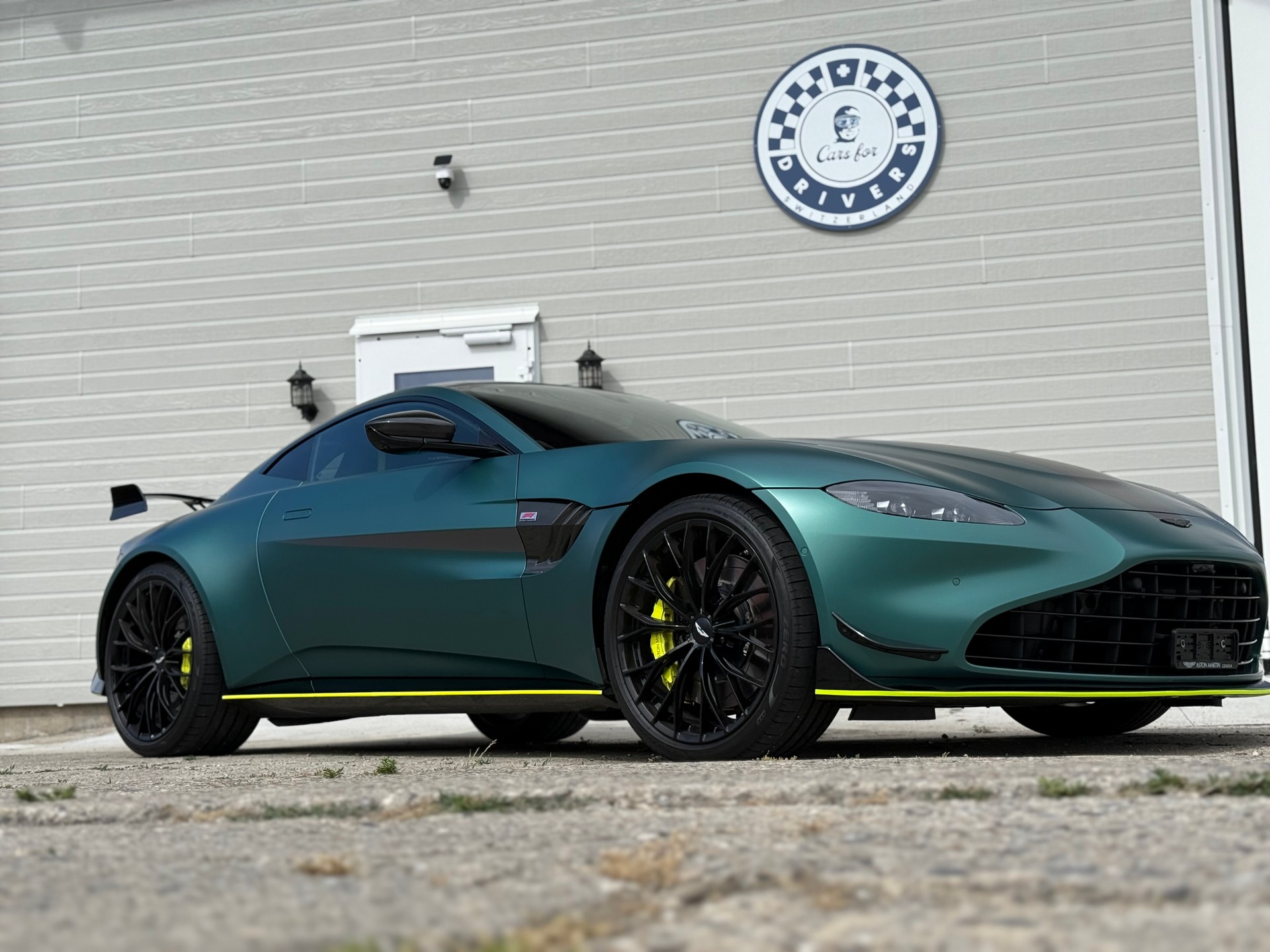 ASTON MARTIN F1-showroom-element-1