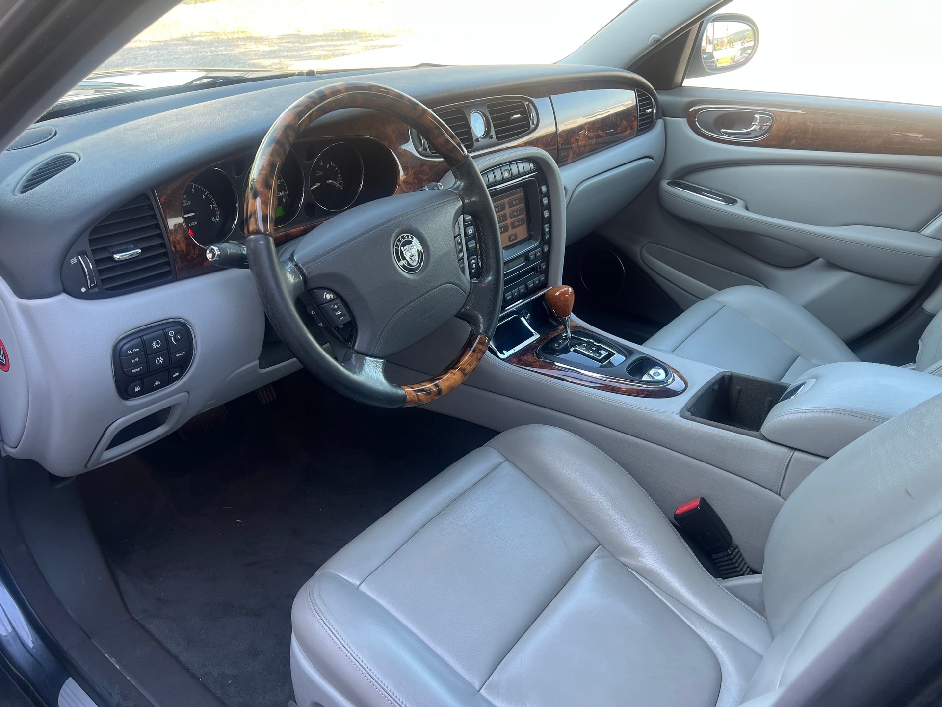 JAGUAR XJ8 LWB 3.5 V8 Executive-image-5