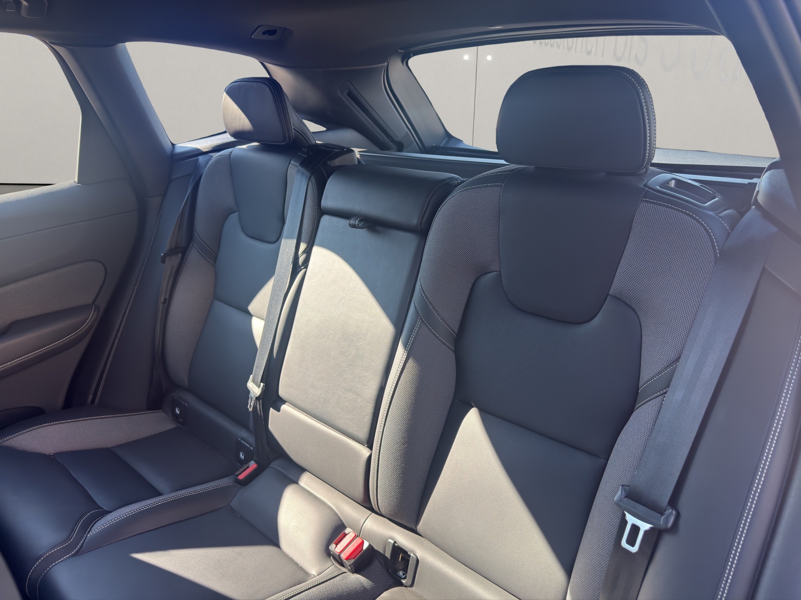 VOLVO XC60 2.0 B5 MH R-Design AWD .-image-11