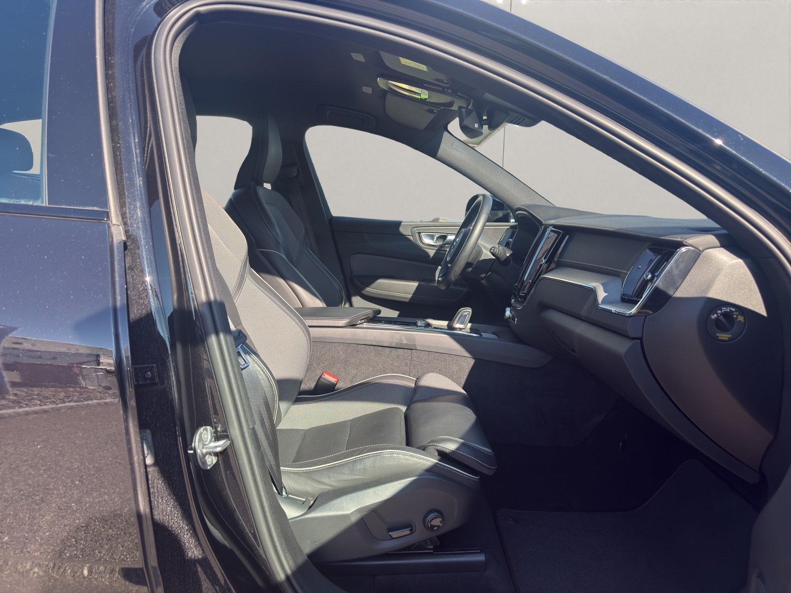 VOLVO XC60 2.0 B5 MH R-Design AWD .-image-9