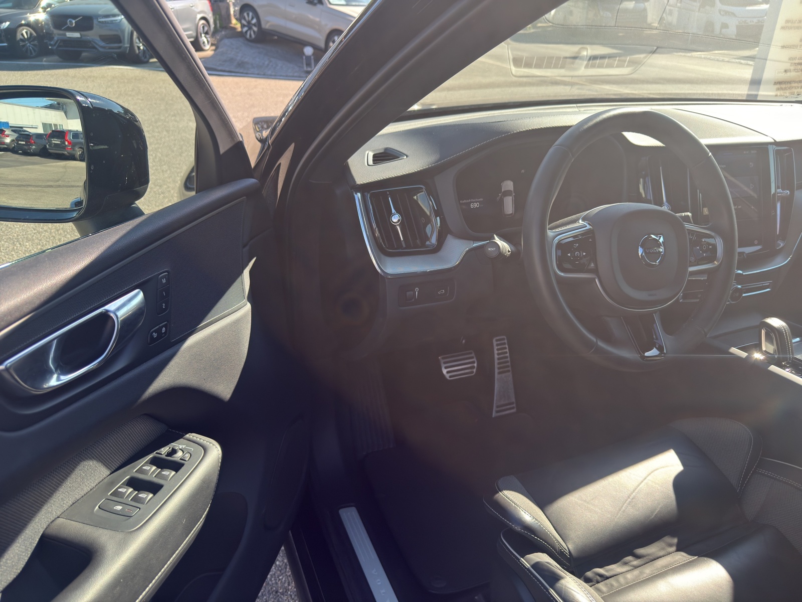 VOLVO XC60 2.0 B5 MH R-Design AWD .-image-7