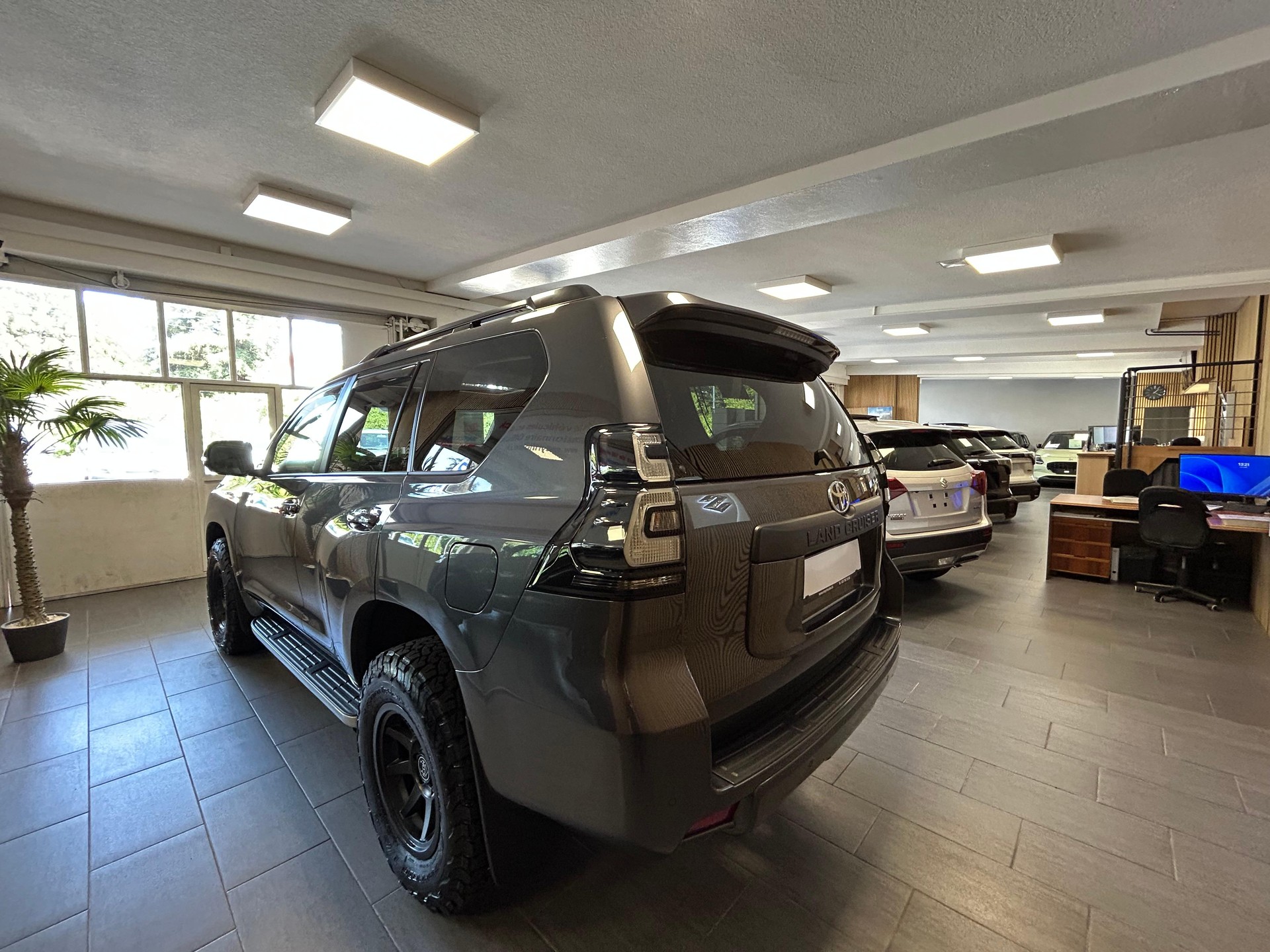 TOYOTA Land Cruiser 2.8 D 204 Invincible-image-5