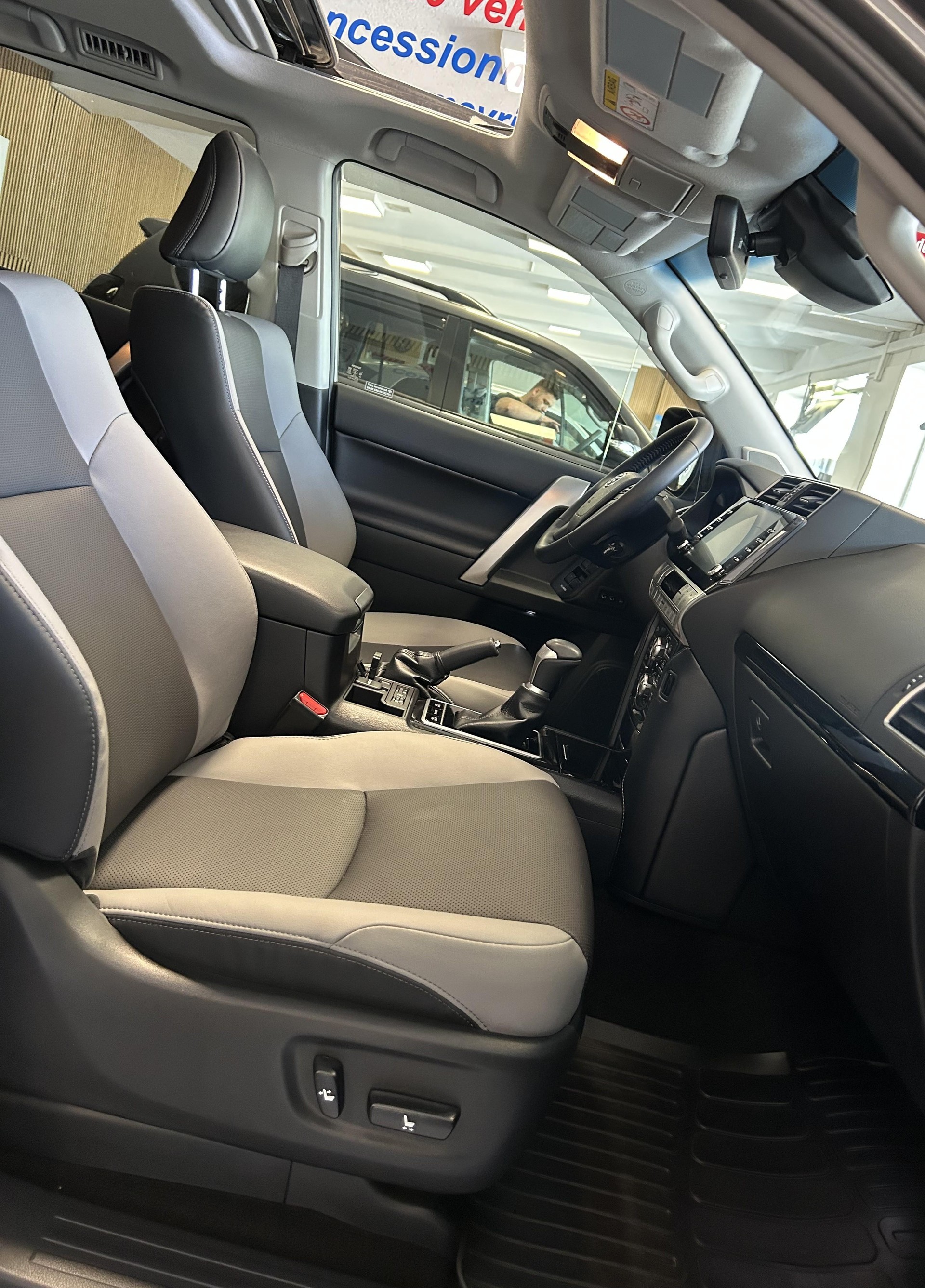 TOYOTA Land Cruiser 2.8 D 204 Invincible-image-20