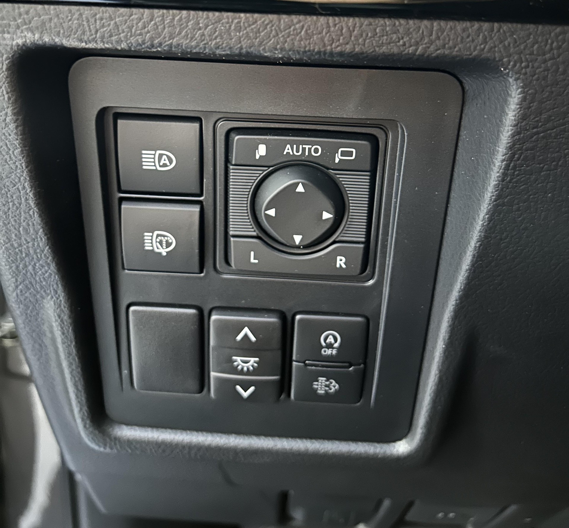TOYOTA Land Cruiser 2.8 D 204 Invincible-image-19