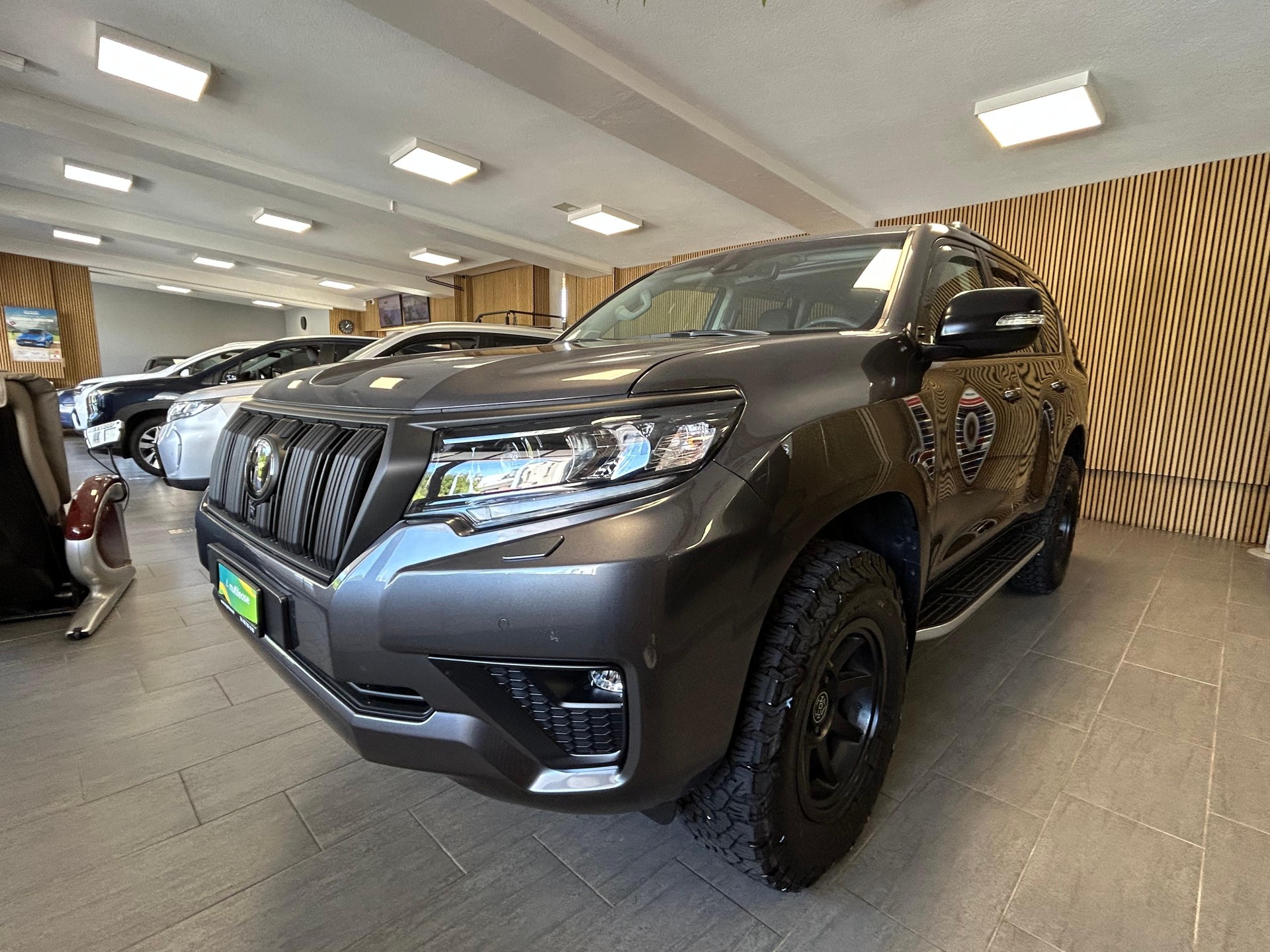 TOYOTA Land Cruiser 2.8 D 204 Invincible-image-4