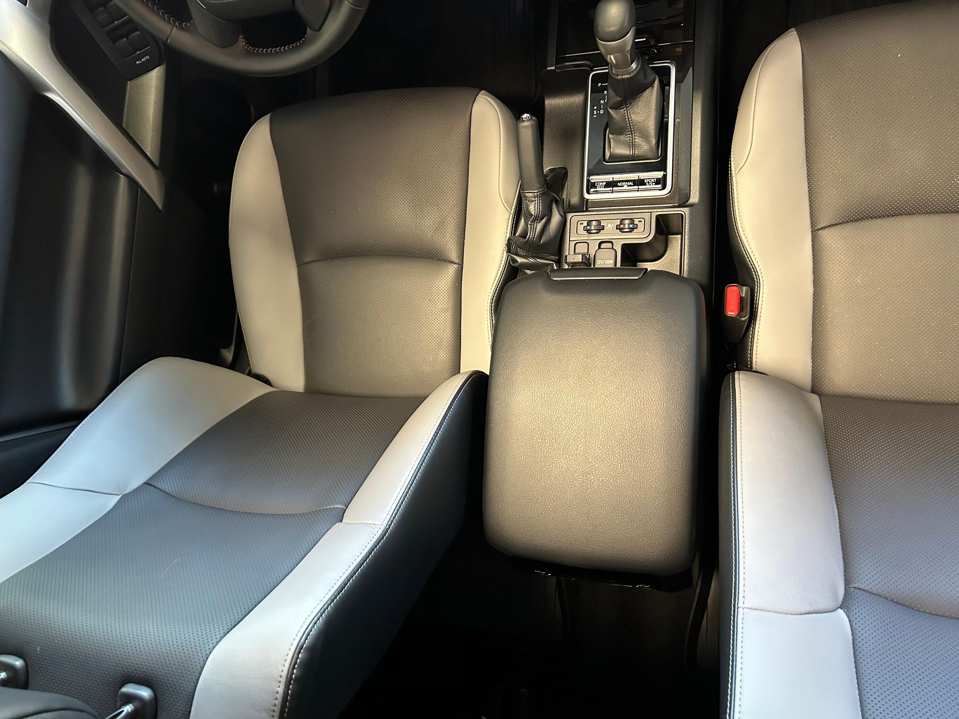 TOYOTA Land Cruiser 2.8 D 204 Invincible-showroom-element-1
