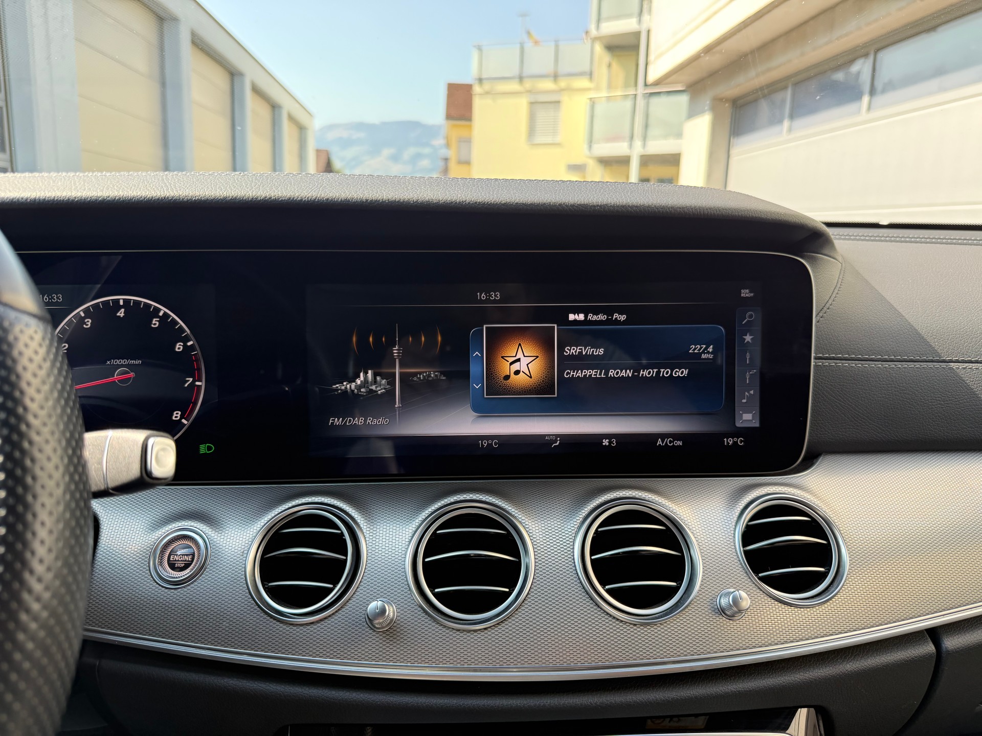 MERCEDES-BENZ E 200 4 Matic 9G-Tronic-image-16
