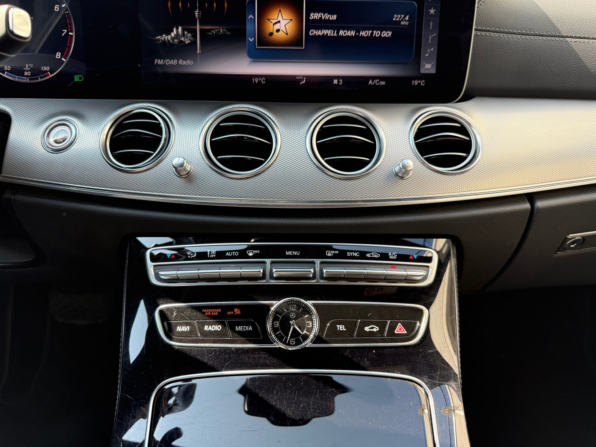 MERCEDES-BENZ E 200 4 Matic 9G-Tronic-image-19