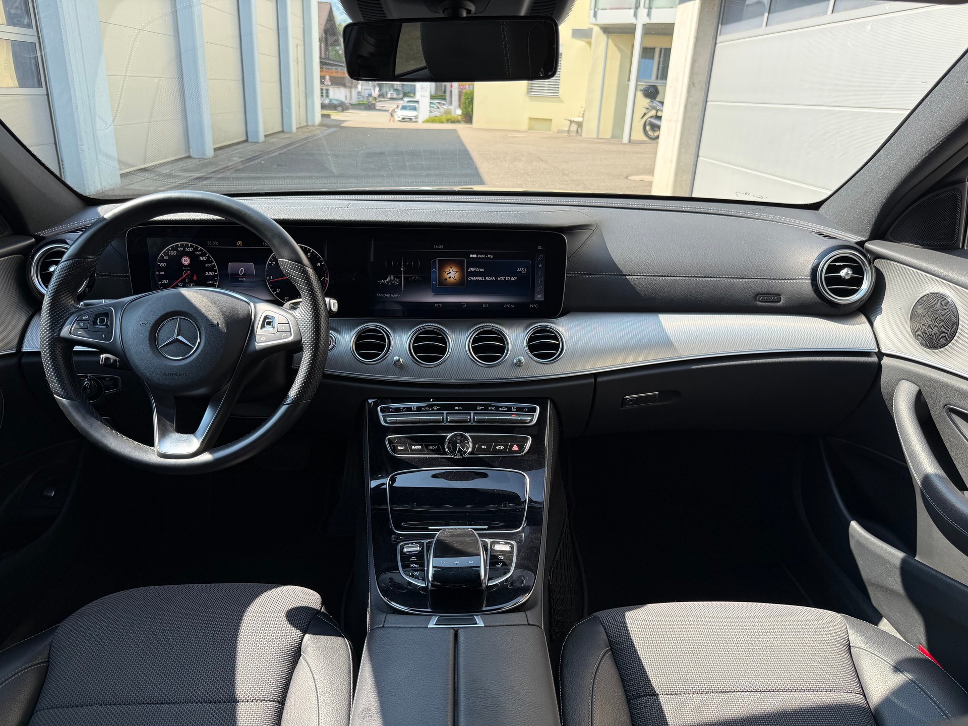 MERCEDES-BENZ E 200 4 Matic 9G-Tronic-image-21