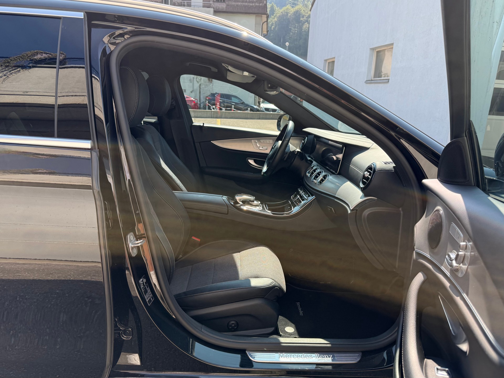 MERCEDES-BENZ E 200 4 Matic 9G-Tronic-image-11