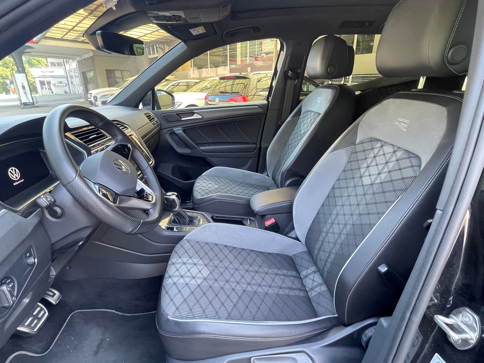 VW Tiguan 2.0 TDI SCR R-Line 4Motion DSG-image-9