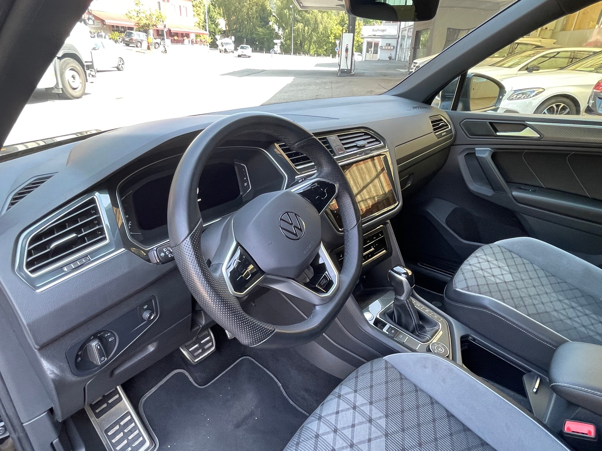 VW Tiguan 2.0 TDI SCR R-Line 4Motion DSG-image-8
