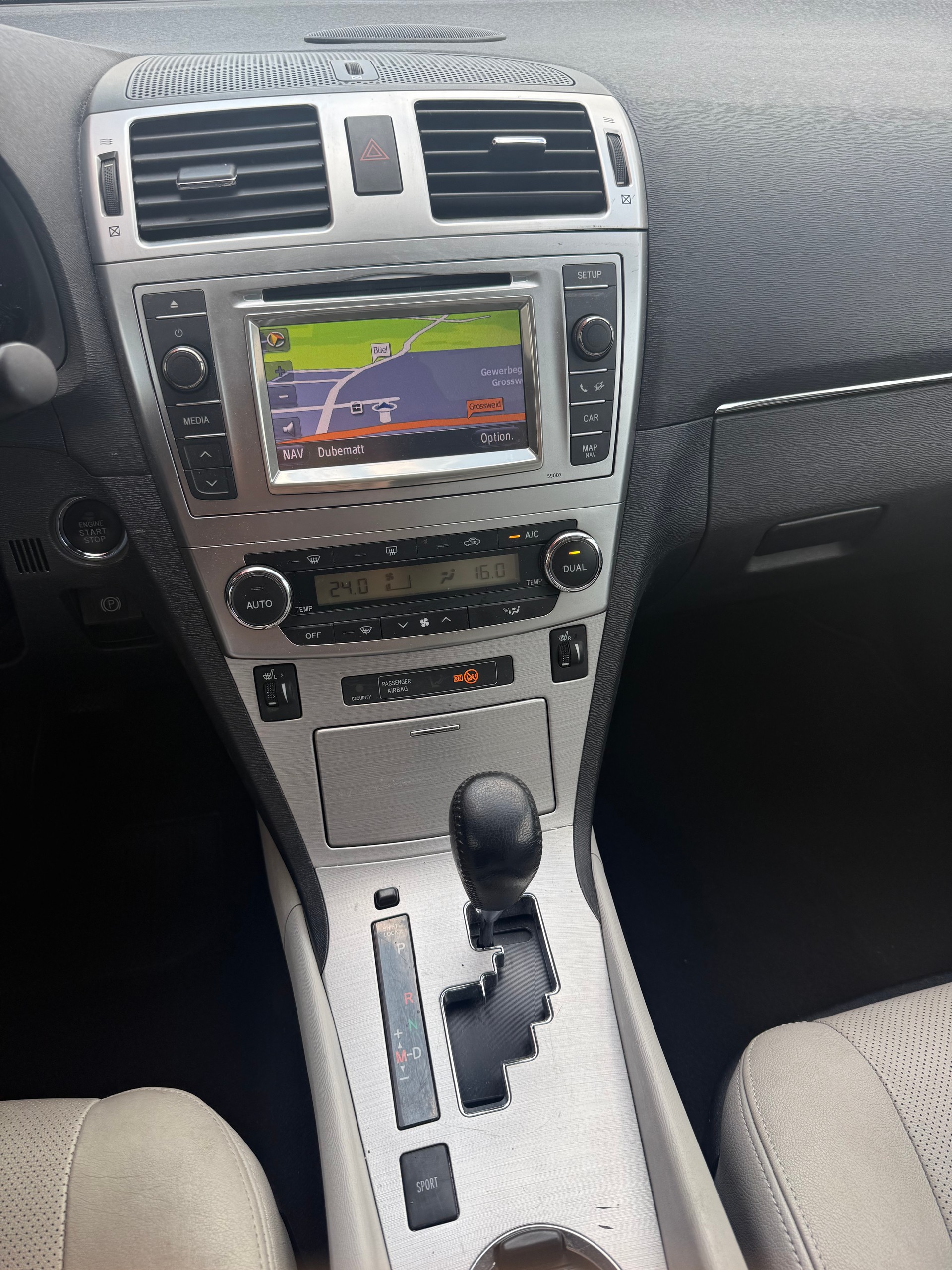 TOYOTA Avensis Sportswagon 2.2D-CAT Sol Premium A-image-11