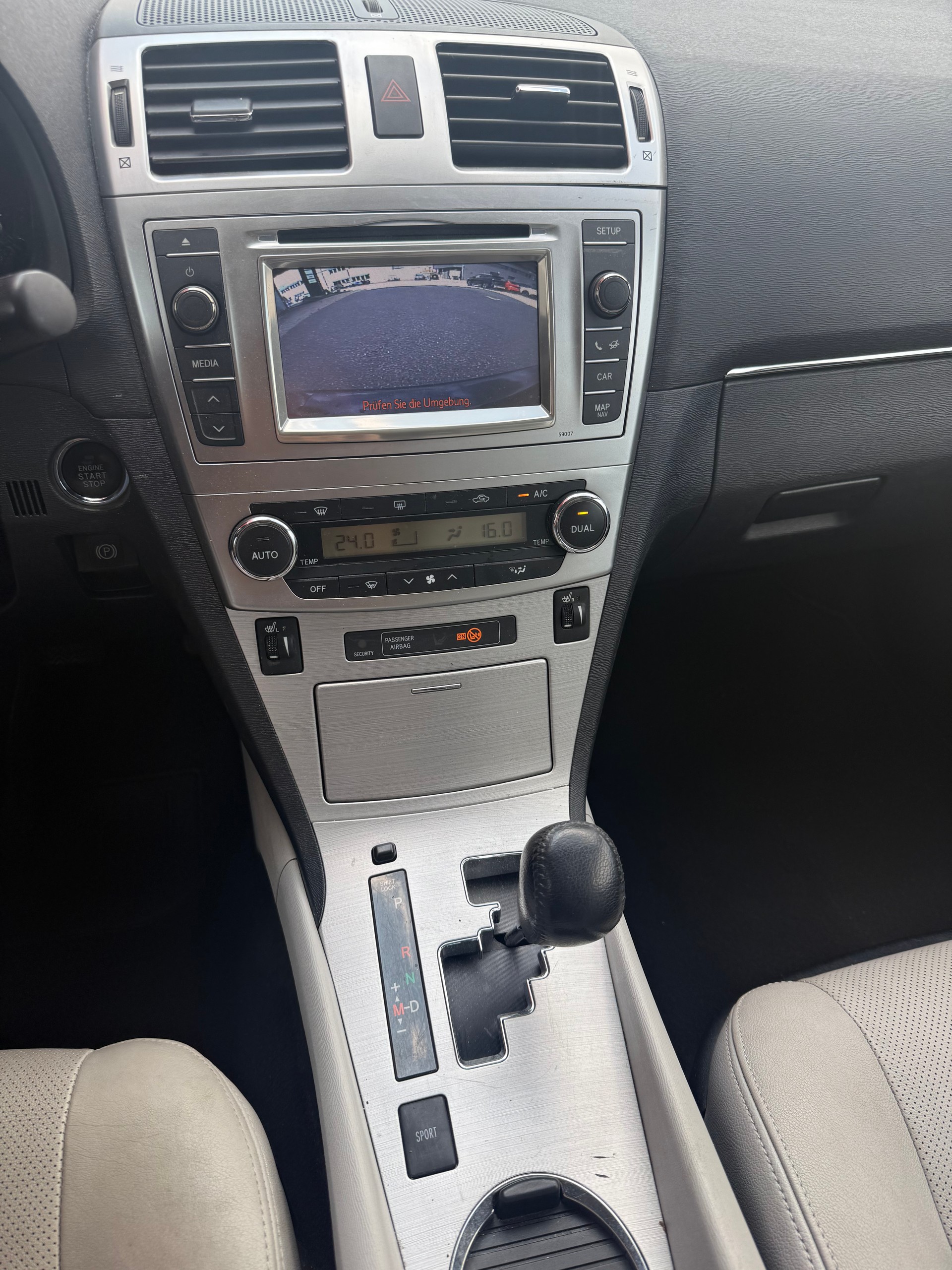 TOYOTA Avensis Sportswagon 2.2D-CAT Sol Premium A-image-12