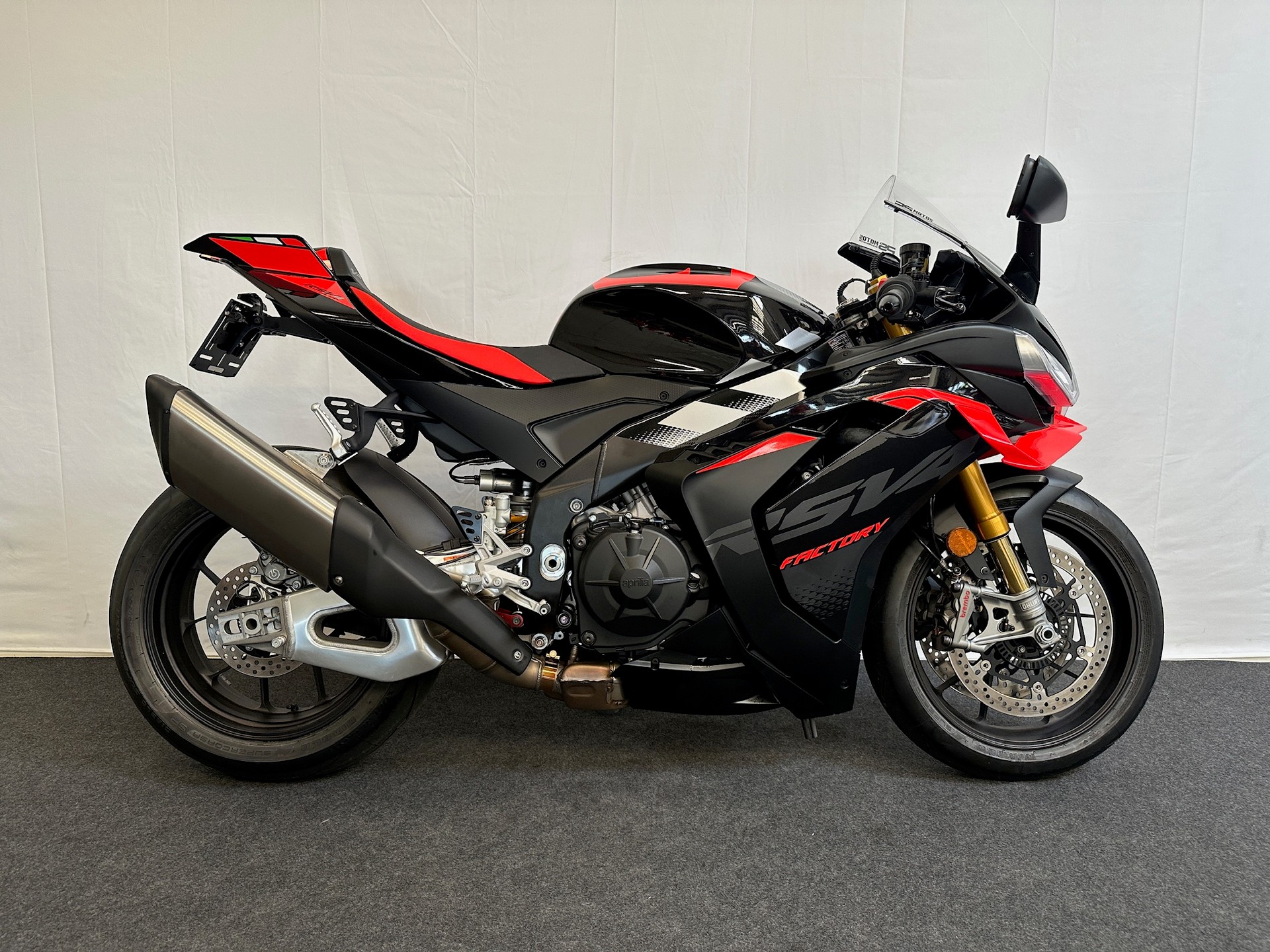 APRILIA RSV4 1100 E5+ Factory-showroom-element-1