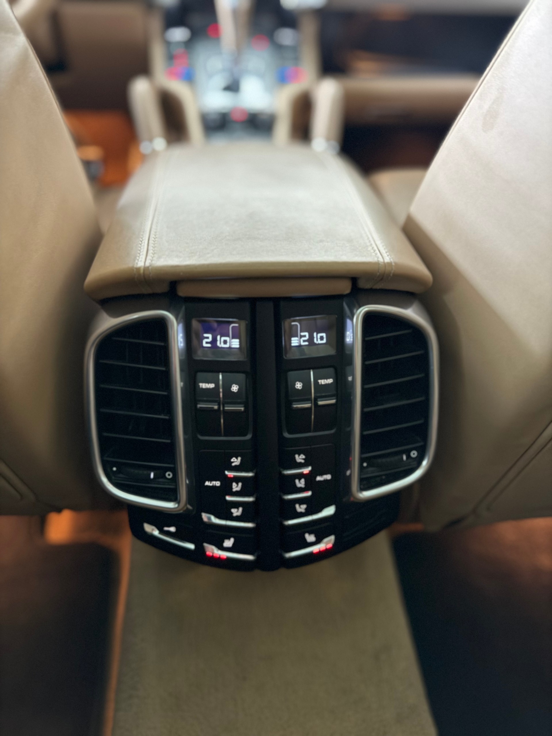 PORSCHE Cayenne Turbo-image-18