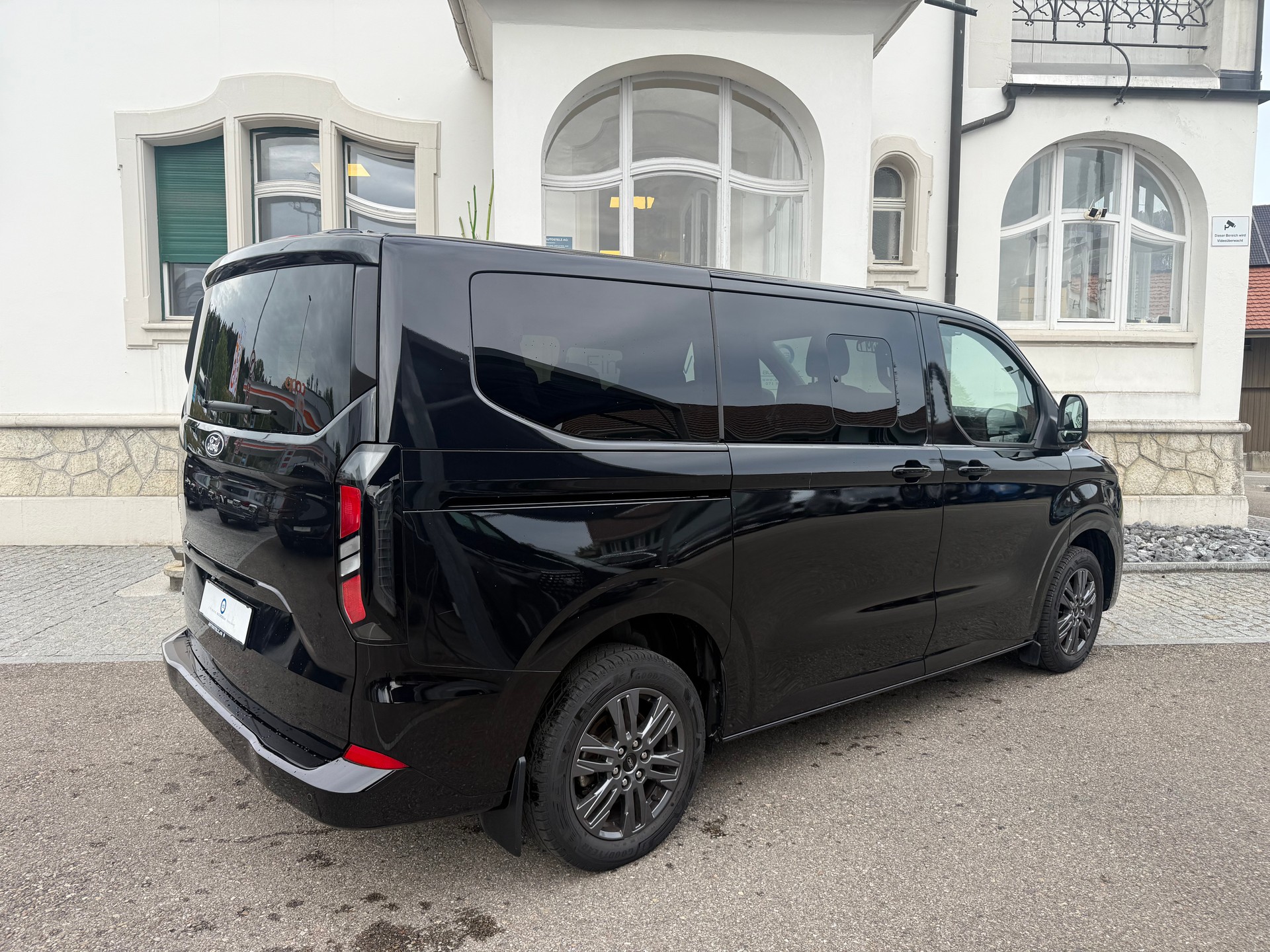 FORD Tourneo Bus 340 L1H1 PHEV Titanium-image-3