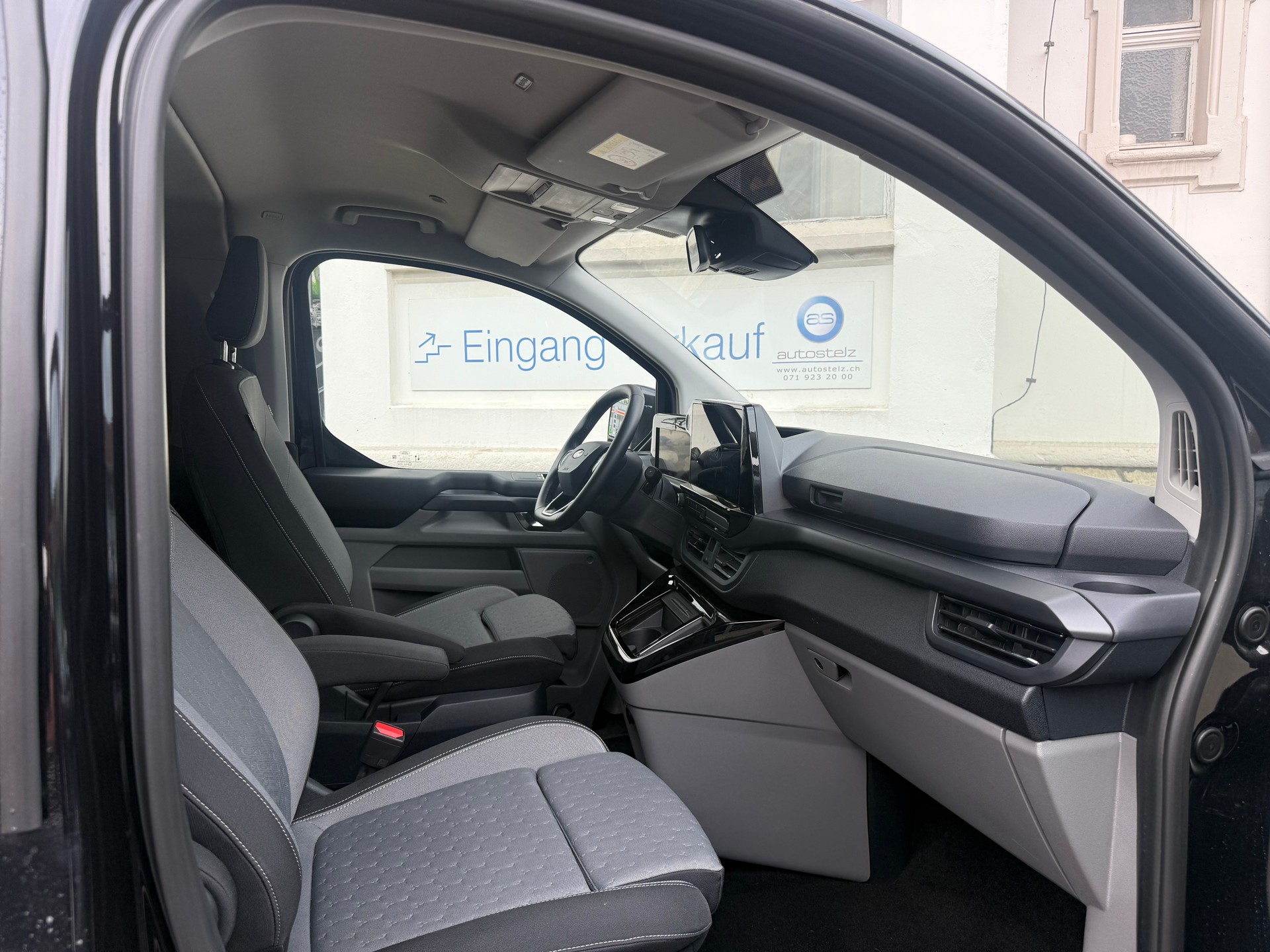 FORD Tourneo Bus 340 L1H1 PHEV Titanium-image-11