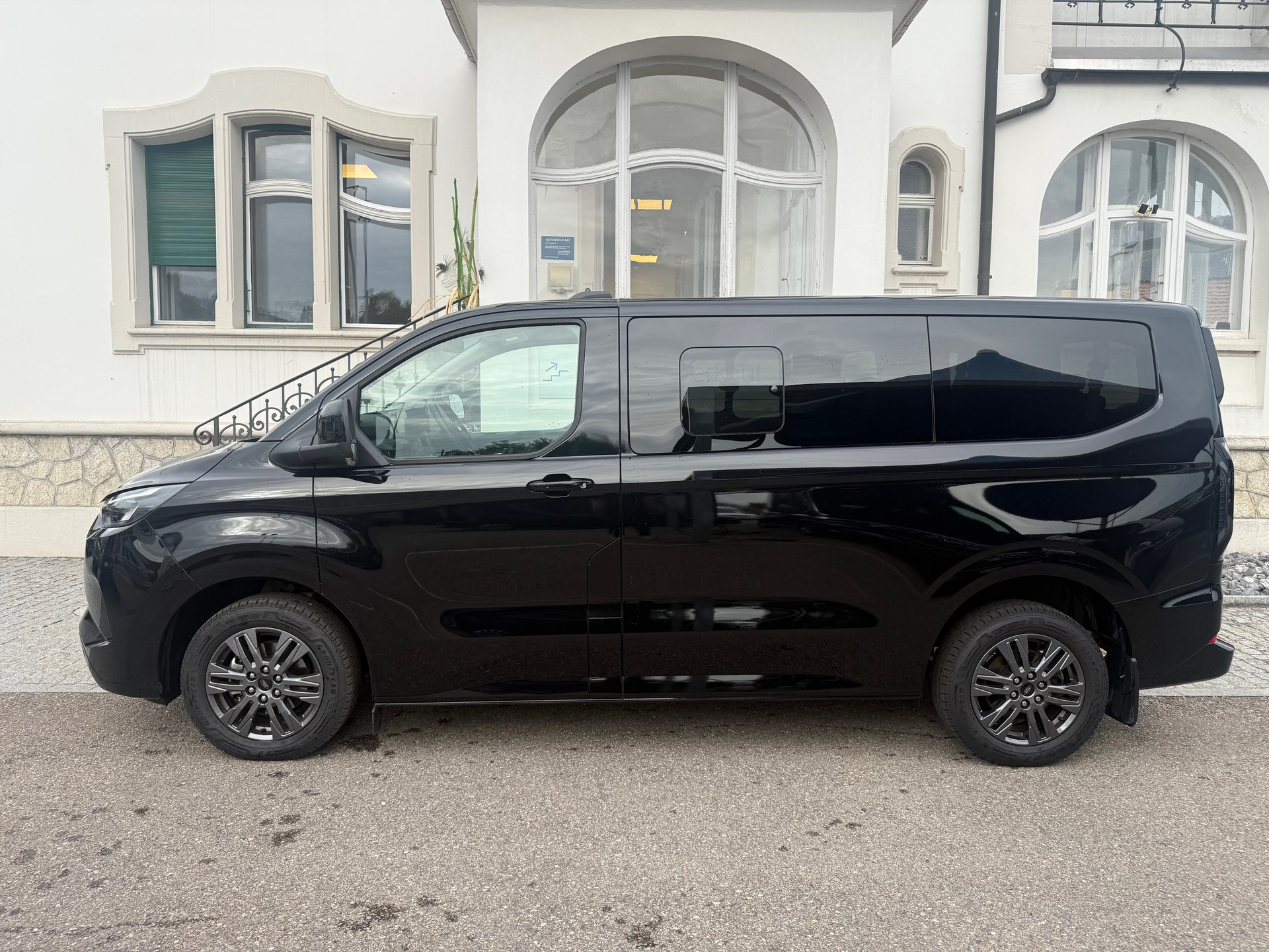 FORD Tourneo Bus 340 L1H1 PHEV Titanium-image-2