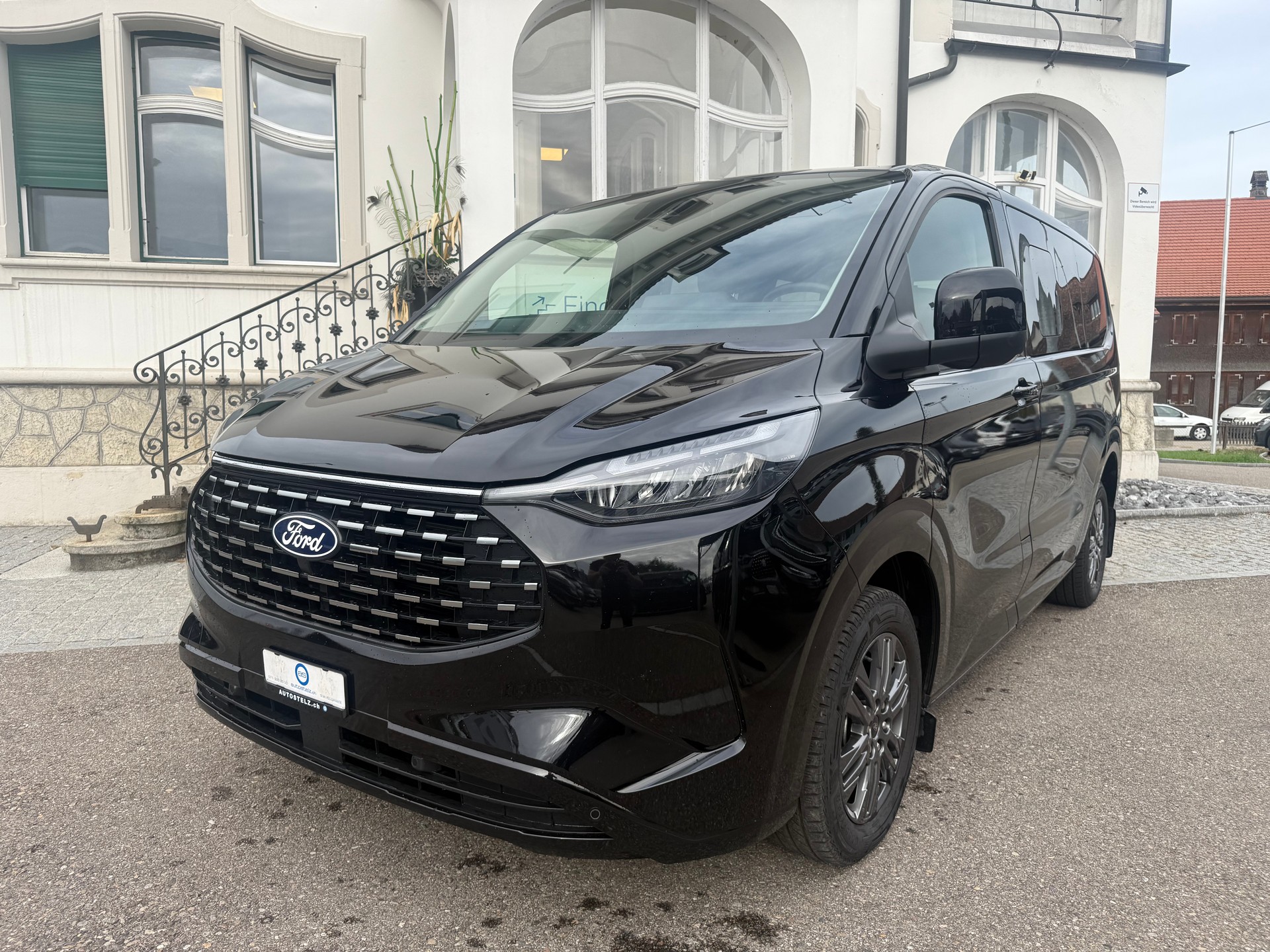 FORD Tourneo Bus 340 L1H1 PHEV Titanium-image-1