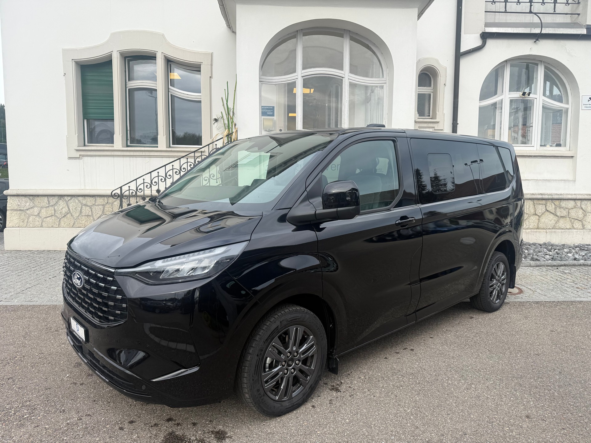 FORD Tourneo Bus 340 L1H1 PHEV Titanium-image-0