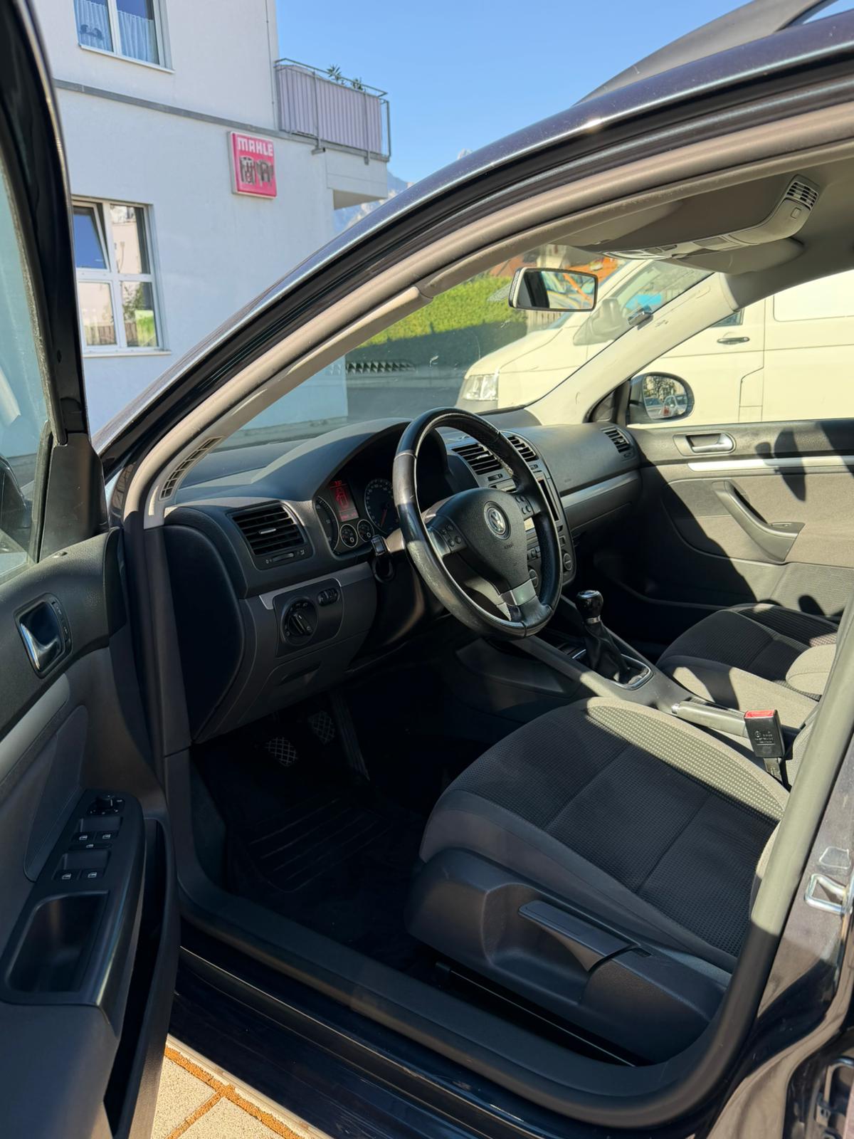 VW Golf Variant 1.9 TDI Trendline 4Motion-image-6