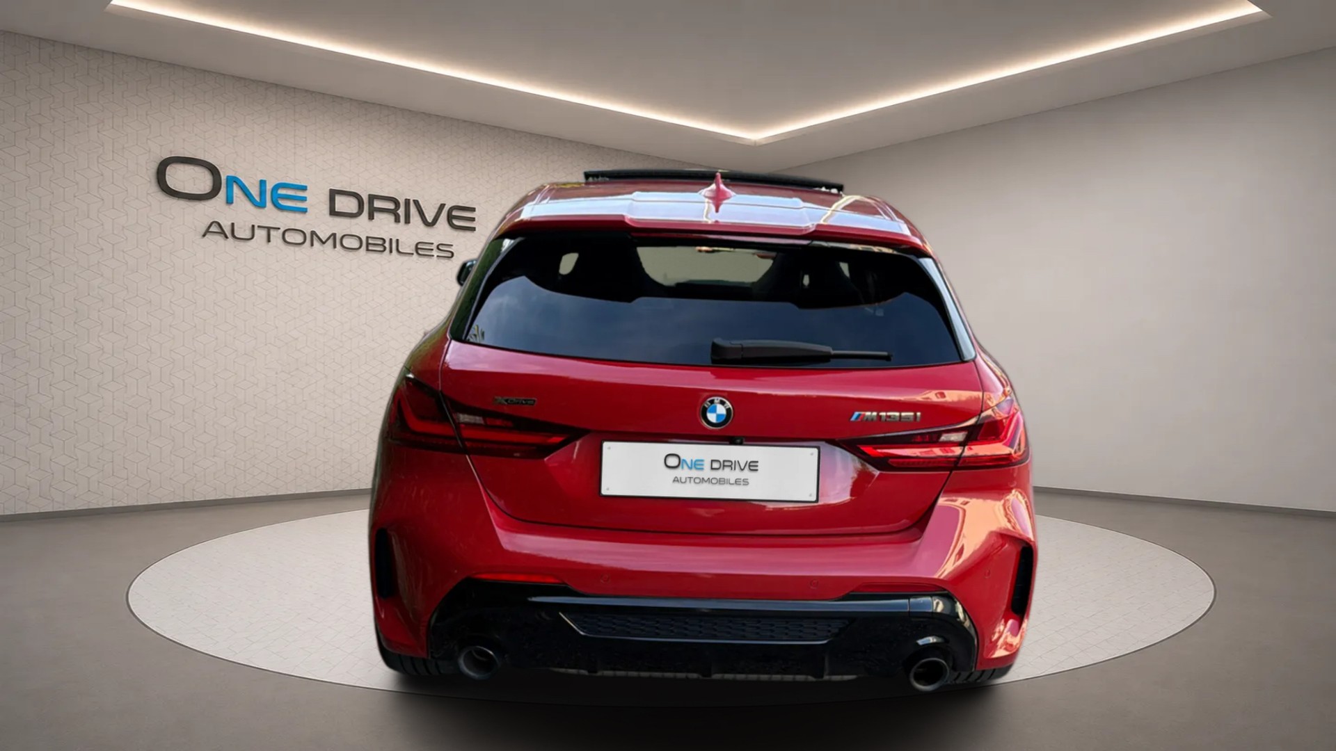 BMW M135i xDrive Steptronic-image-7
